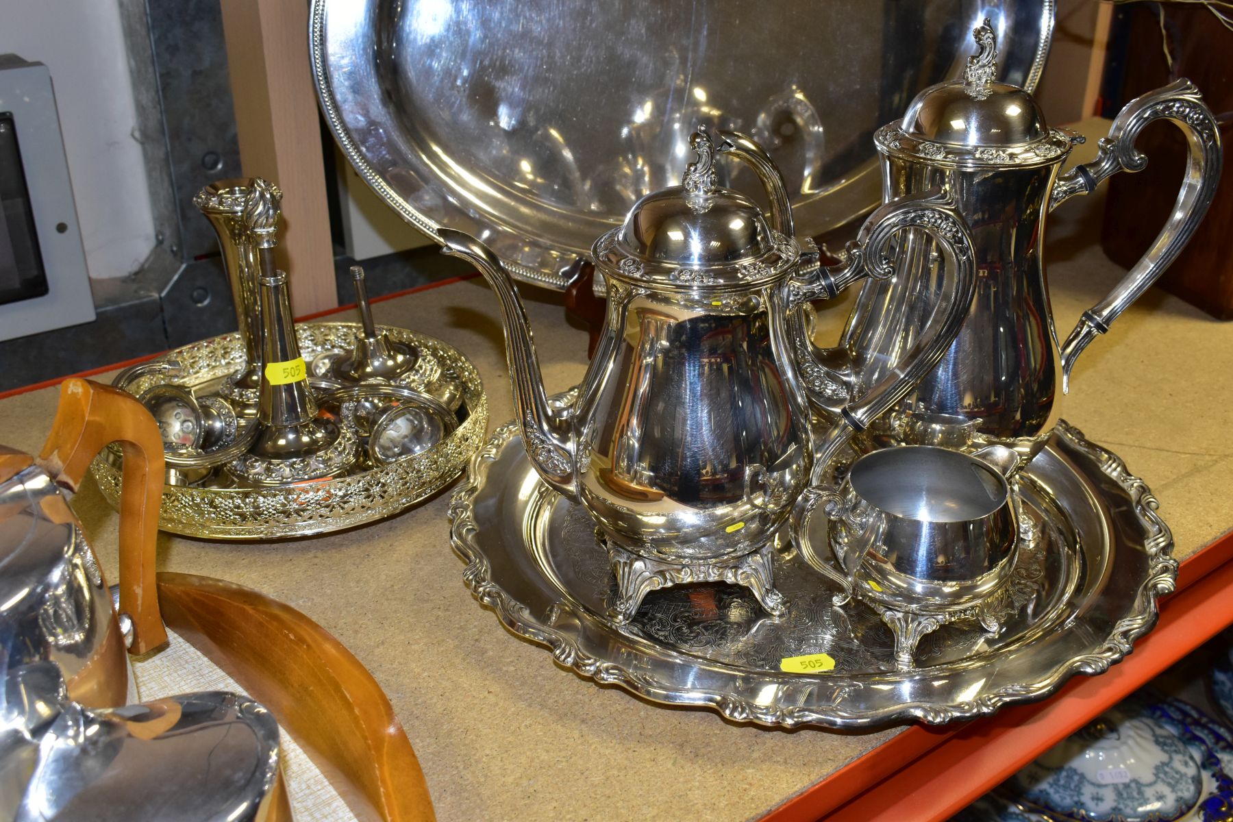 A GROUP OF PLATED AND OTHER METALWARES, to include a five piece Oneida tea set, stamped to base, a - Image 7 of 16