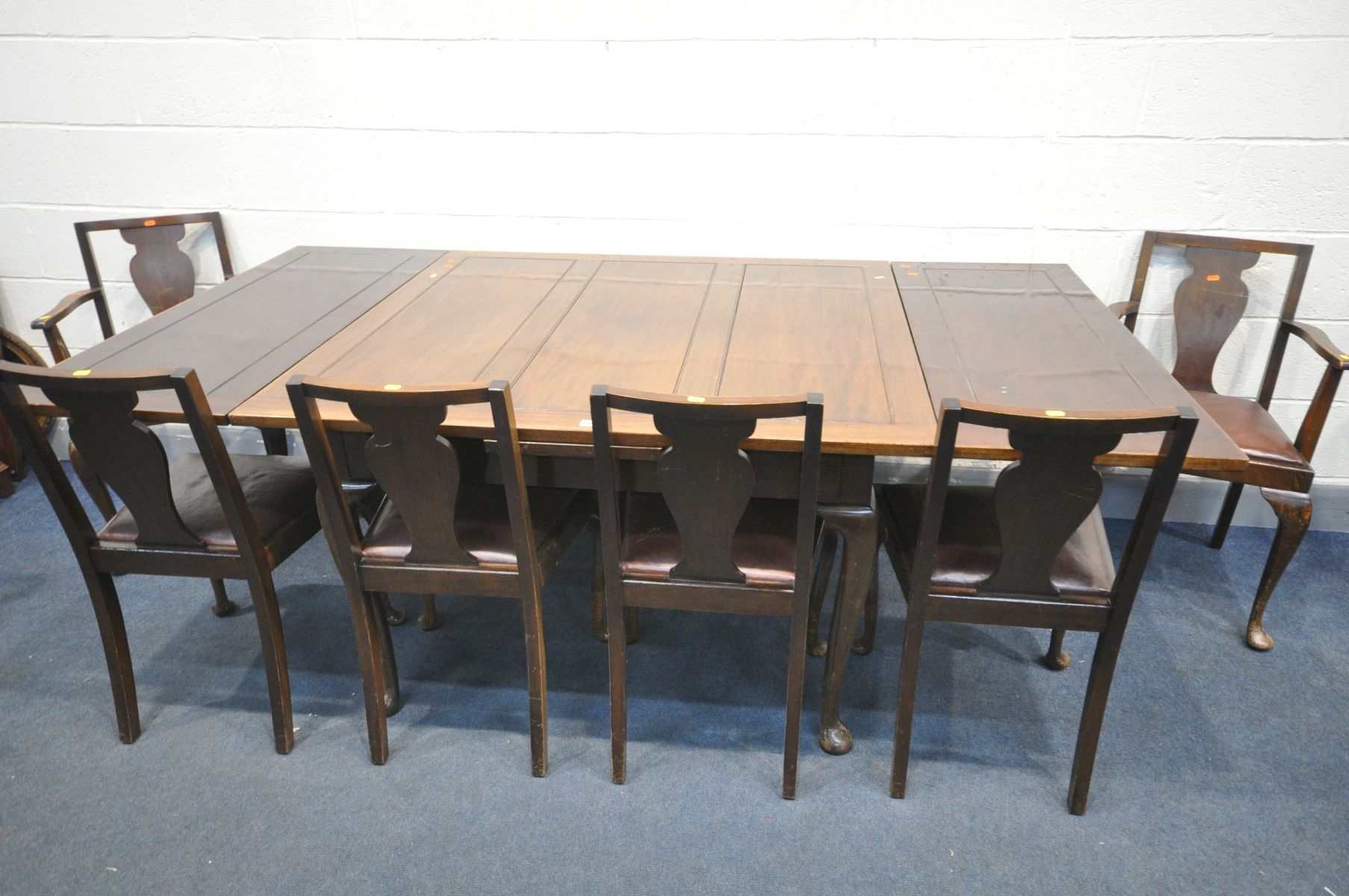 A 20TH CENTURY MAHOGANY DRAW LEAF DINING TABLE, on Queen Anne legs, open length 214cm x closed