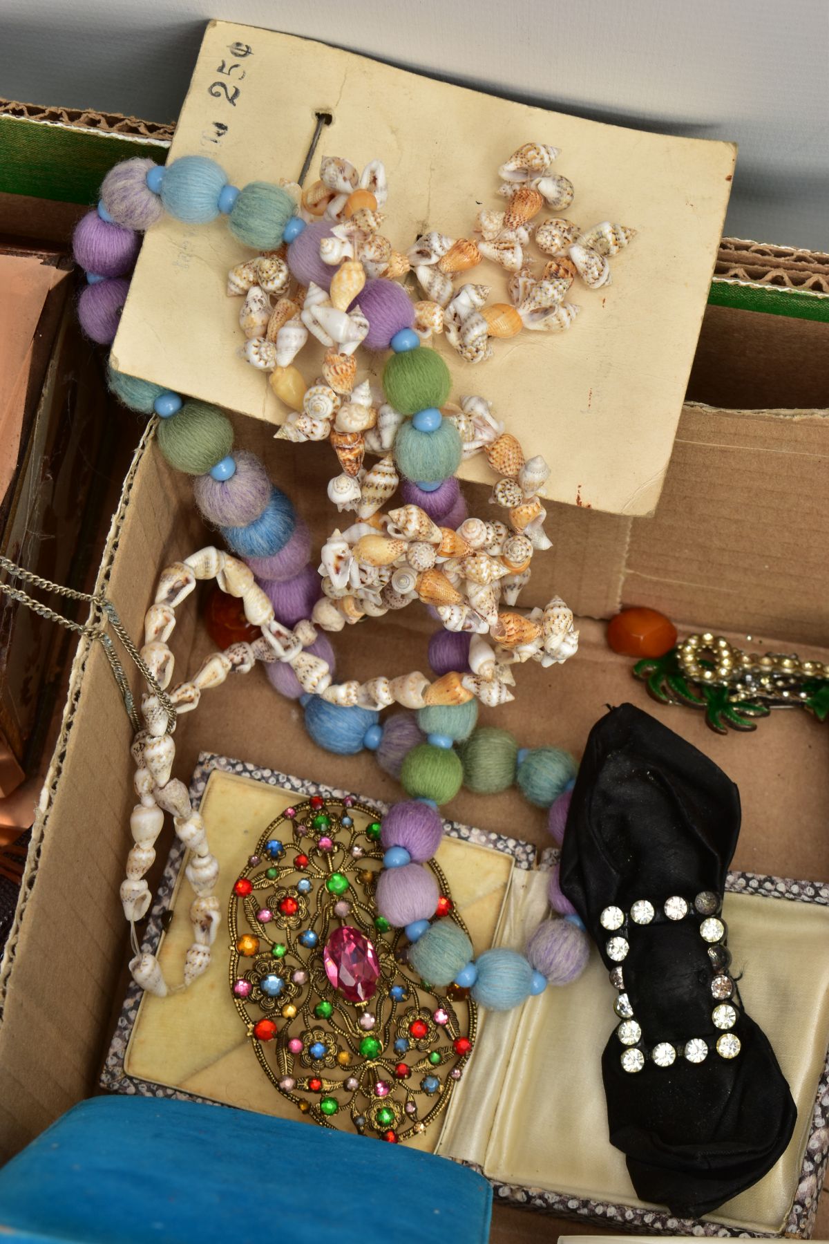 A BOX OF ASSORTED ITEMS, to include various early to mid-20th century costume jewellery pieces, - Image 7 of 13