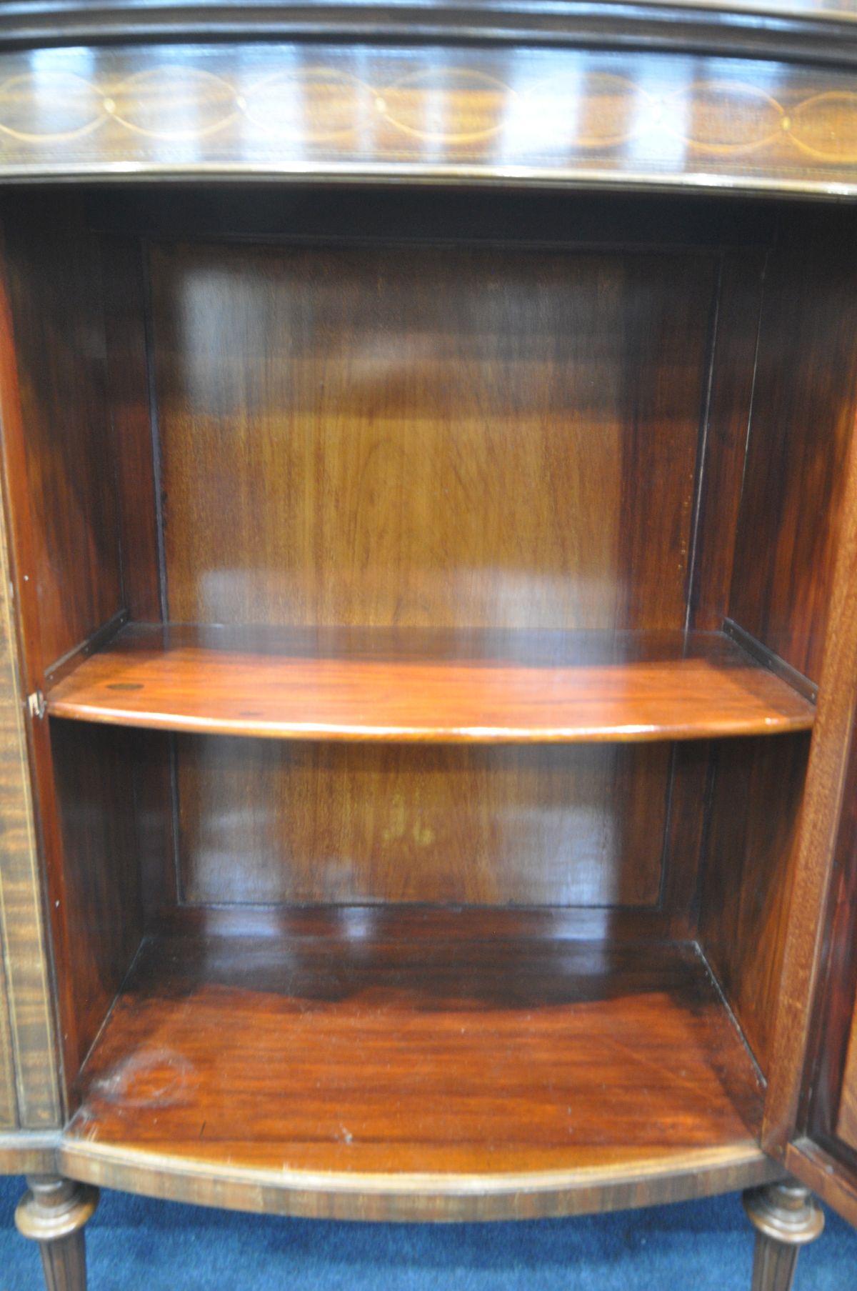 AN EDWARDIAN MAHOGANY AND MARQUETRY INLAID DISPLAY CABINET, with double astragal glazed doors - Image 5 of 5