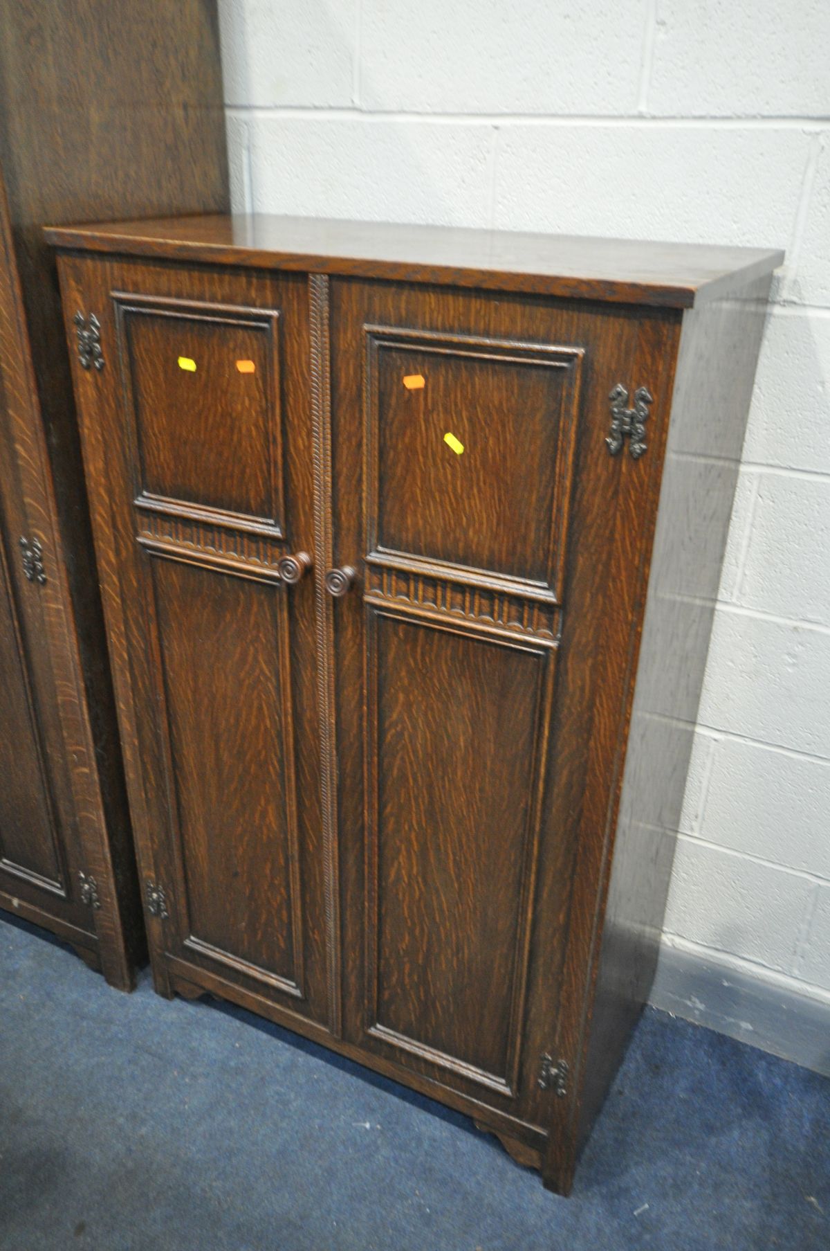 AN EARLY TO MID 20TH CENTURY OAK BEDROOM SUITE, comprising a large double door wardrobe, with key - Image 4 of 4