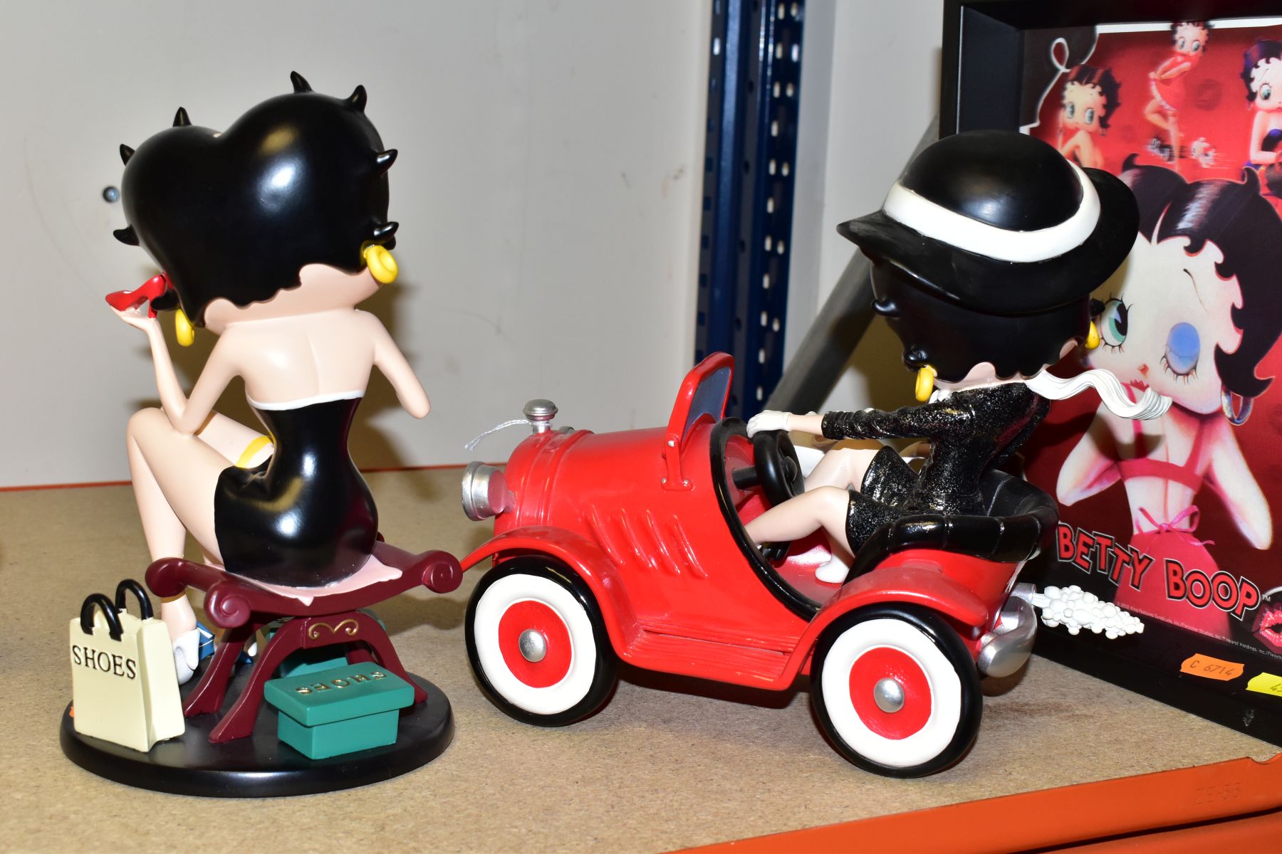 SIX BETTY BOOP ITEMS, to include two officially licensed large resin figures Fitting Shoes and Betty - Image 7 of 9