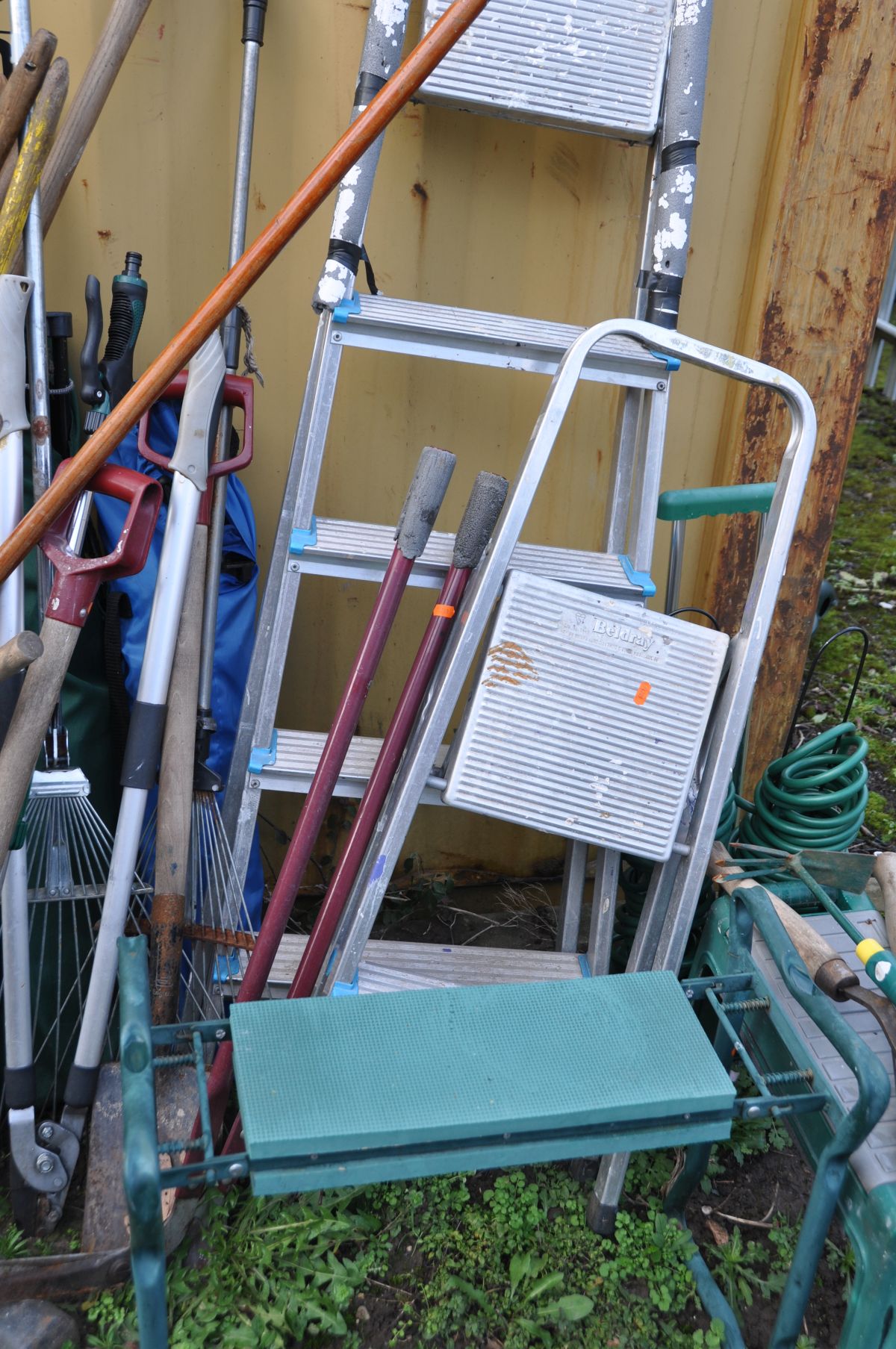 A QUANTITY OF GARDEN TOOLS including tree loppers, pick axe, two sets of aluminium steps, brushes - Image 3 of 3