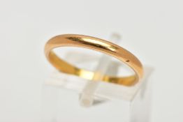 A 22CT GOLD BAND RING, thin plain polished band, approximate band width 2.5mm, hallmarked 22ct