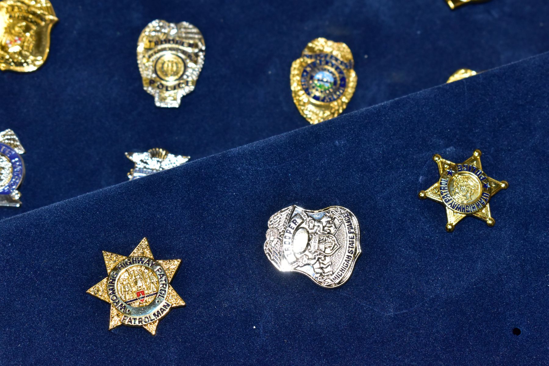 A MAYFAIR CASED THE AUTHENTIC US POLICE BADGE COLLECTION, comprising twenty eight miniature police - Image 2 of 7