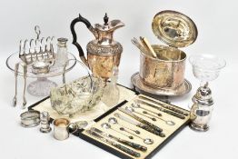 A SELECTION OF SILVER AND SILVER PLATED ITEMS, to include a silver toast rack detailing a scallop