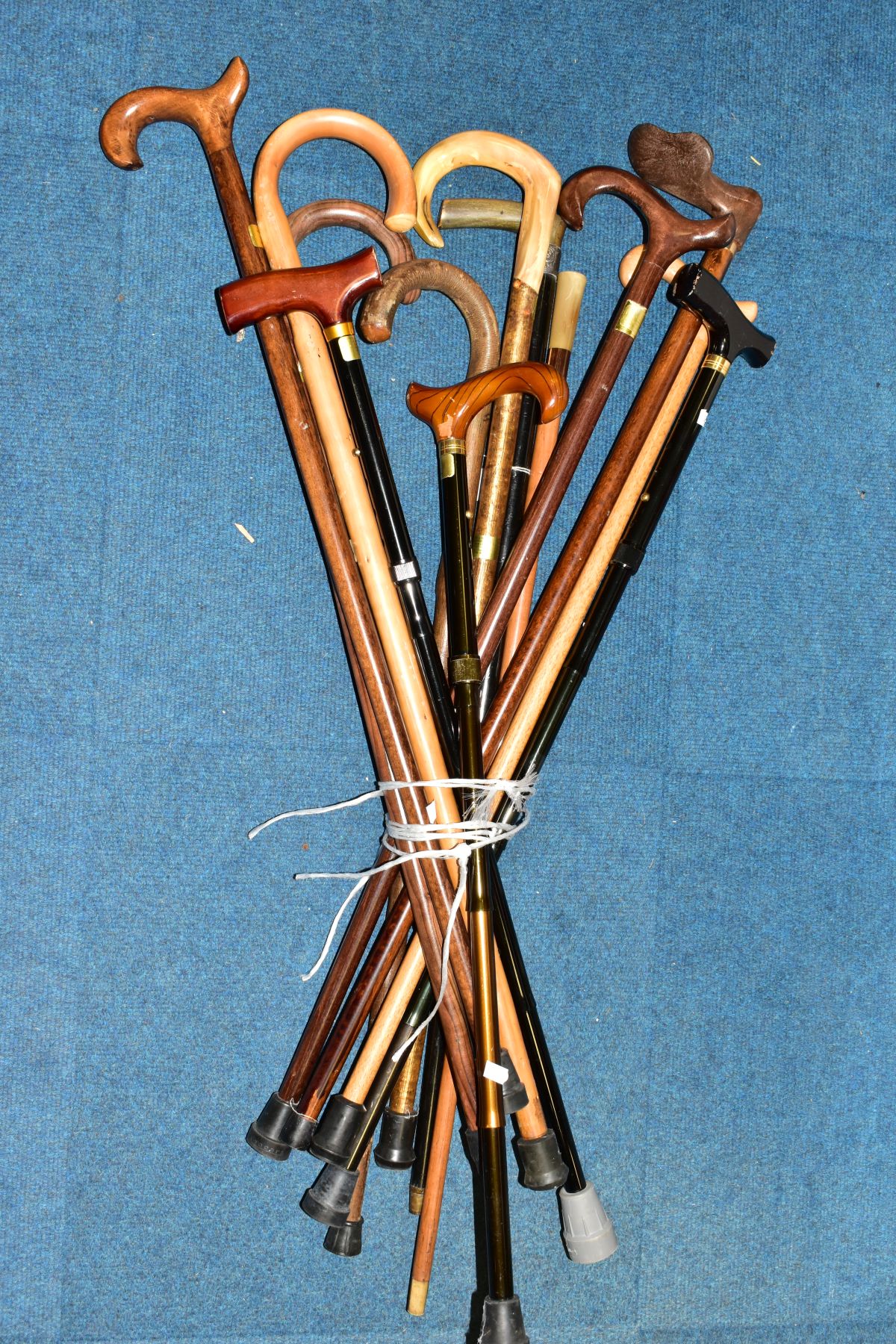 A BUNDLE OF THIRTEEN LATE 20TH / EARLY 21ST CENTURY WALKING STICKS, mostly wooden handled, one - Image 7 of 12