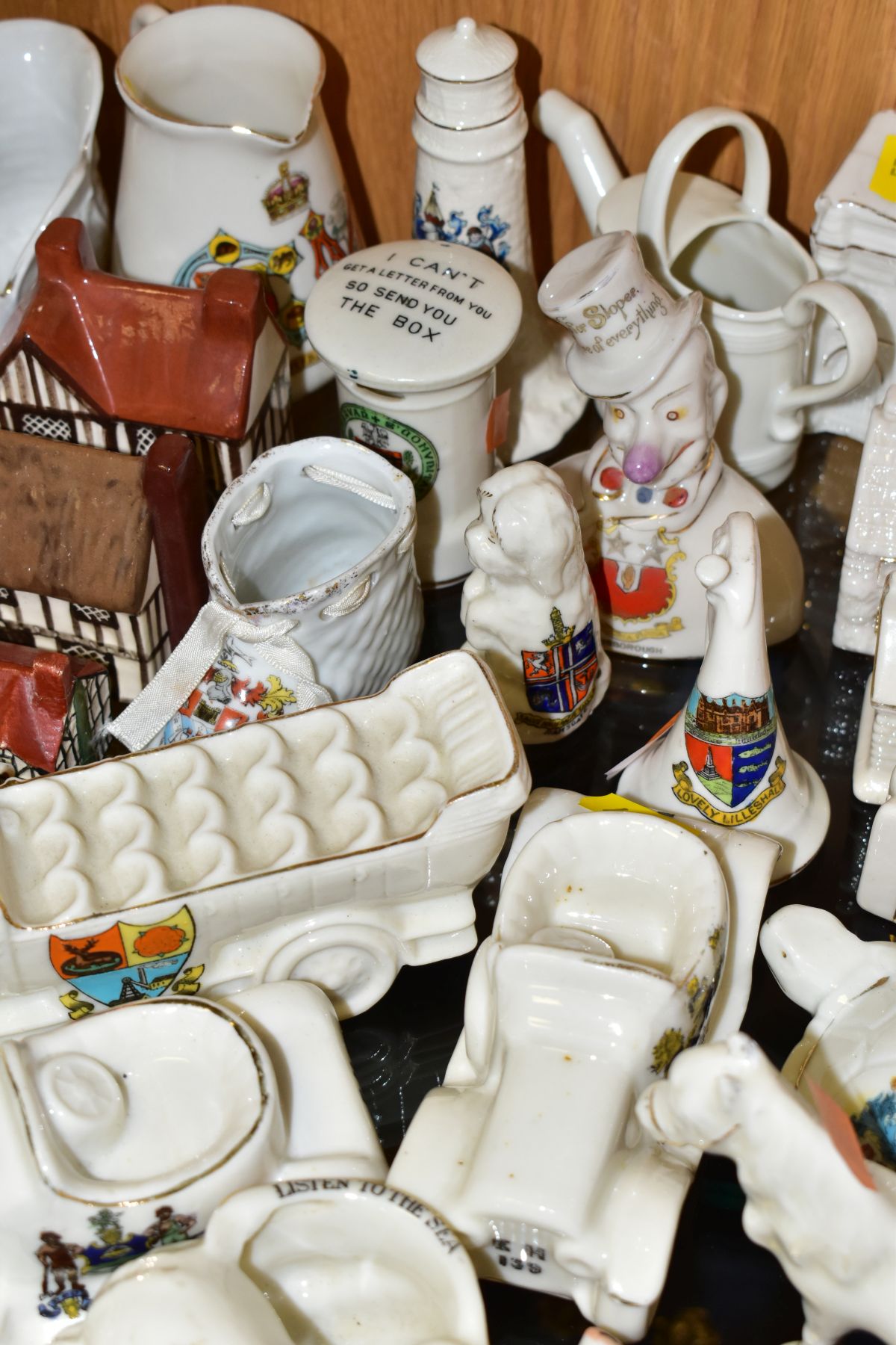 A GROUP OF CERAMIC CRESTED WARES, approximately twenty five pieces by different manufacturers, forms - Image 11 of 11