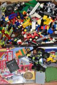 A QUANTITY OF ASSORTED LOOSE LEGO AND OTHER SIMILAR CONSTRUCTIONAL TOYS