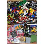 A QUANTITY OF ASSORTED LOOSE LEGO AND OTHER SIMILAR CONSTRUCTIONAL TOYS