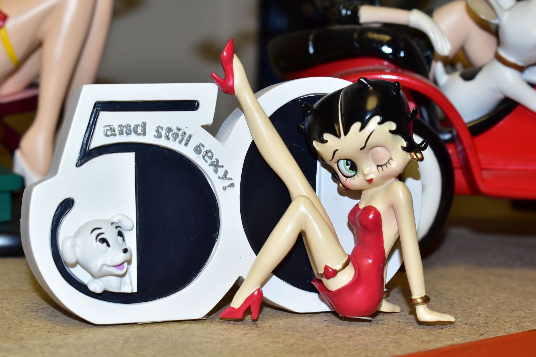 SIX BETTY BOOP ITEMS, to include two officially licensed large resin figures Fitting Shoes and Betty - Image 2 of 9