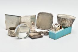 A TRAY OF SILVER AND WHITE METAL ITEMS, to include a small cigarette case, engine turned design with