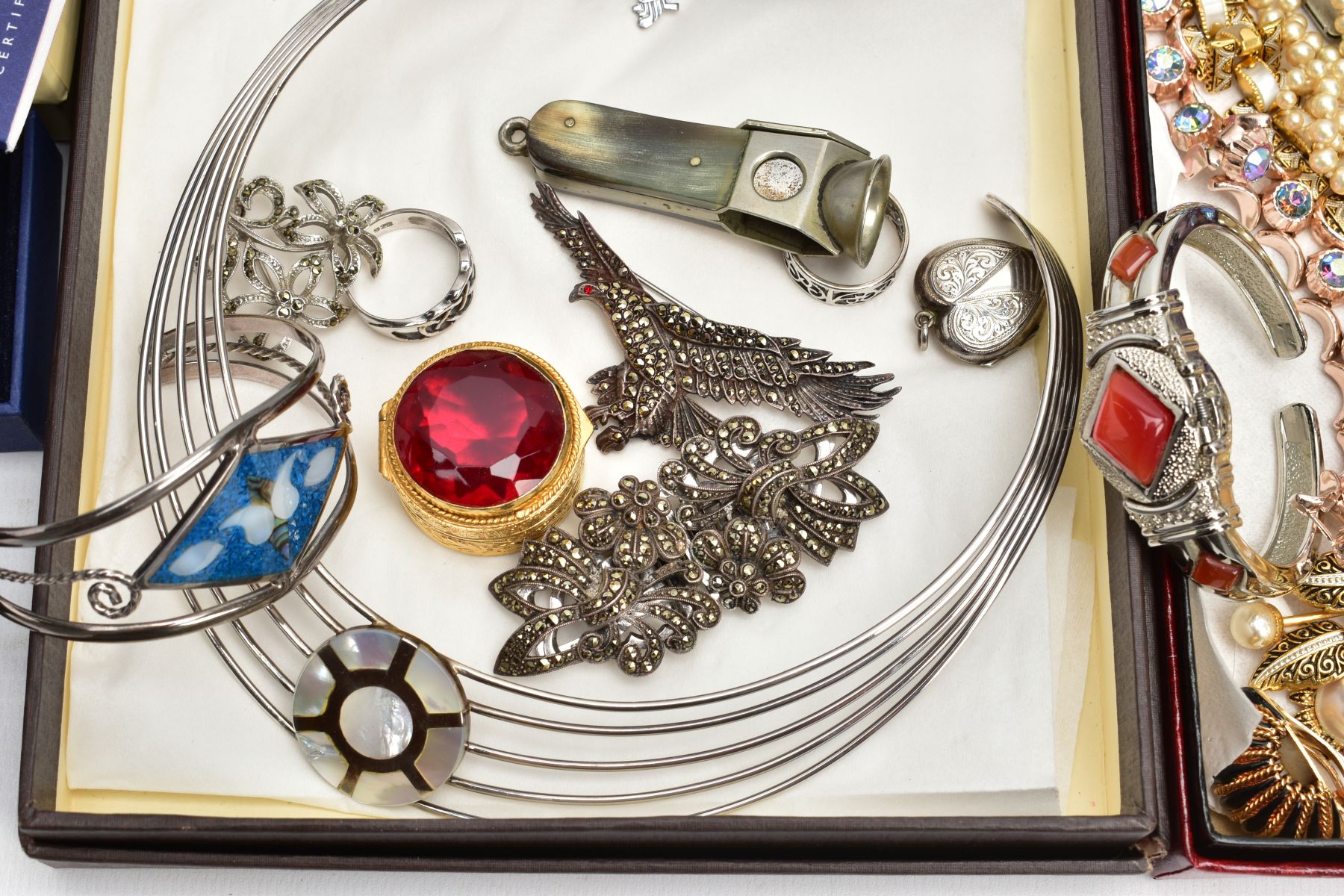 A BOX OF ASSORTED SILVER, WHITE METAL AND COSTUME JEWELLERY PIECES, to include a boxed black lacquer - Image 4 of 6