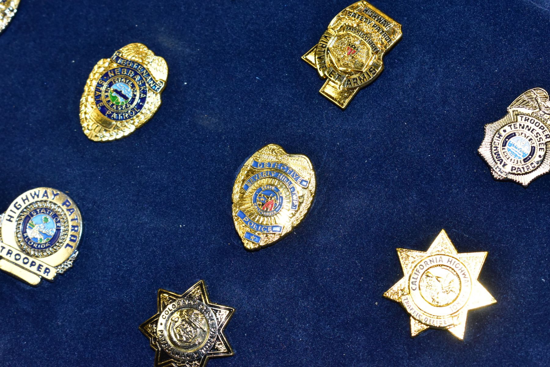 A MAYFAIR CASED THE AUTHENTIC US POLICE BADGE COLLECTION, comprising twenty eight miniature police - Image 5 of 7