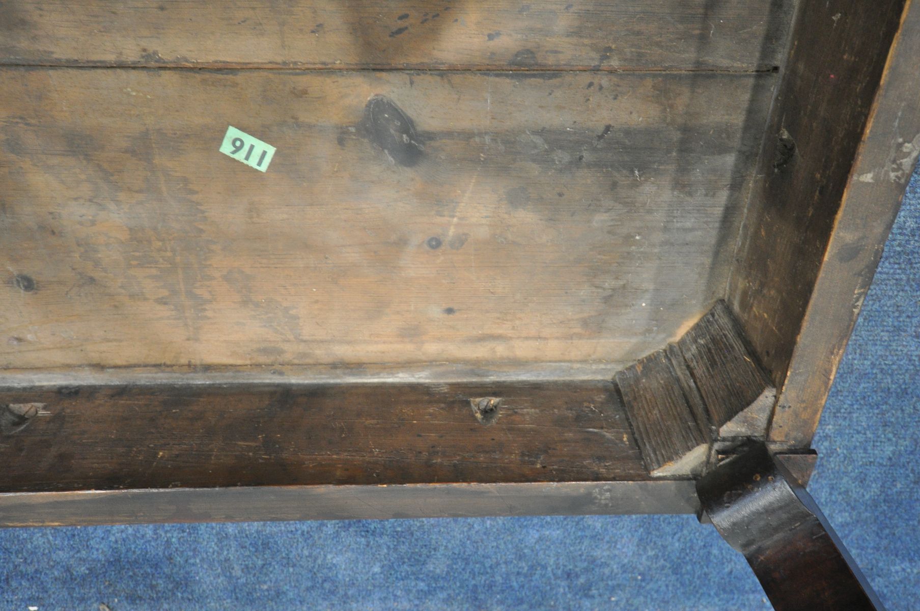 A 19TH CENTURY WALNUT AND MAHOGANY CENTRE TABLE, in the 17th century style, the top decorated with - Bild 8 aus 11