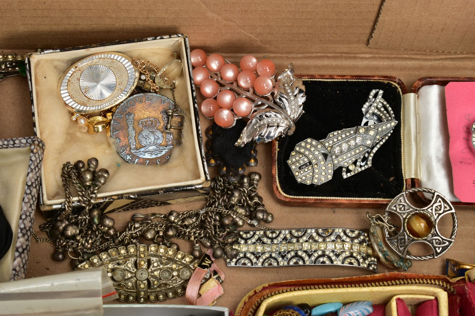 A BOX OF ASSORTED ITEMS, to include various early to mid-20th century costume jewellery pieces, - Image 6 of 13