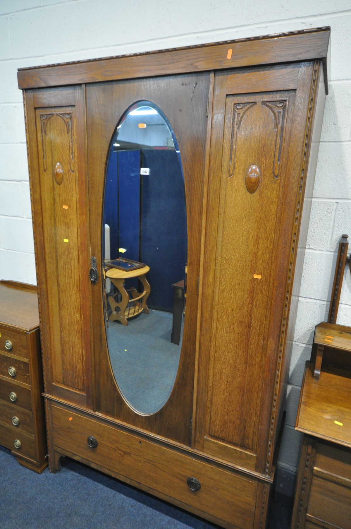AN EARLY TO MID 20TH CENTURY OAK BEDROOM SUITE, comprising a single mirror door wardrobe, with a - Bild 3 aus 4
