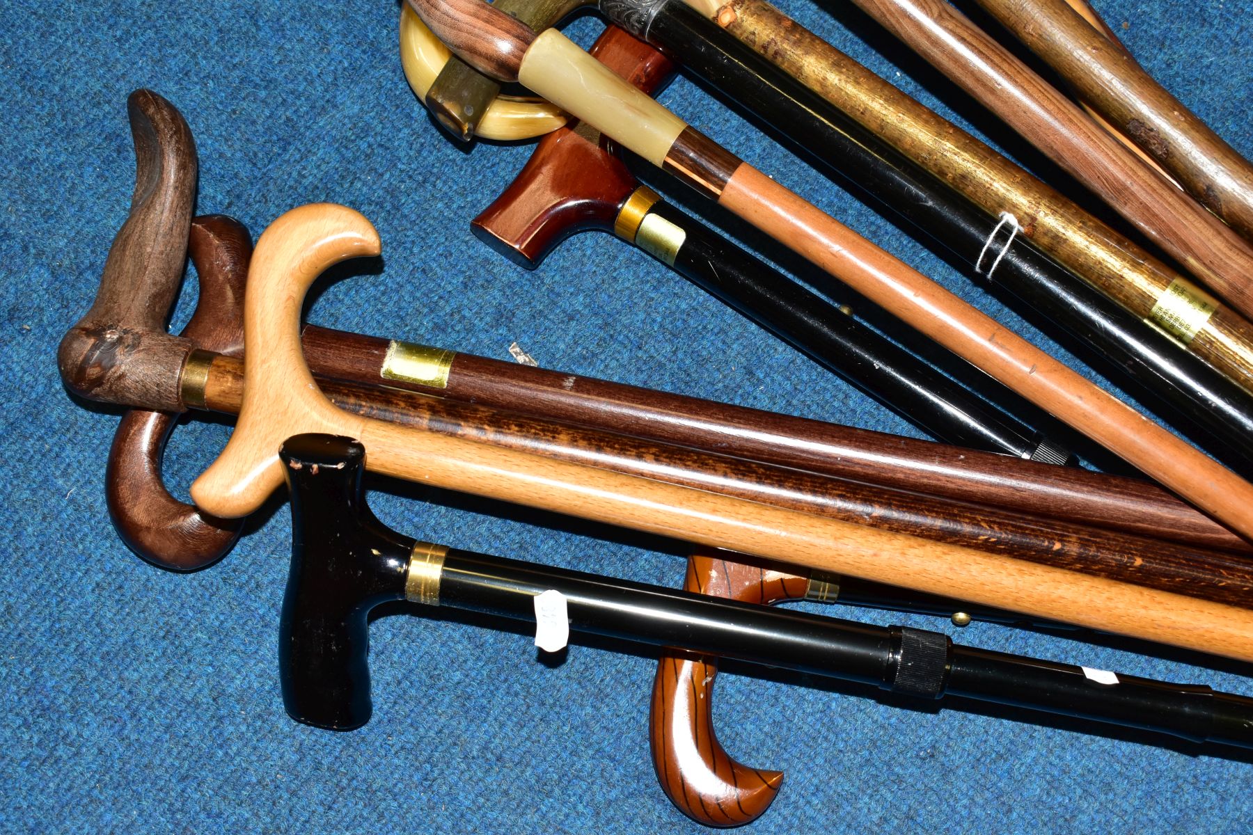 A BUNDLE OF THIRTEEN LATE 20TH / EARLY 21ST CENTURY WALKING STICKS, mostly wooden handled, one - Image 3 of 12