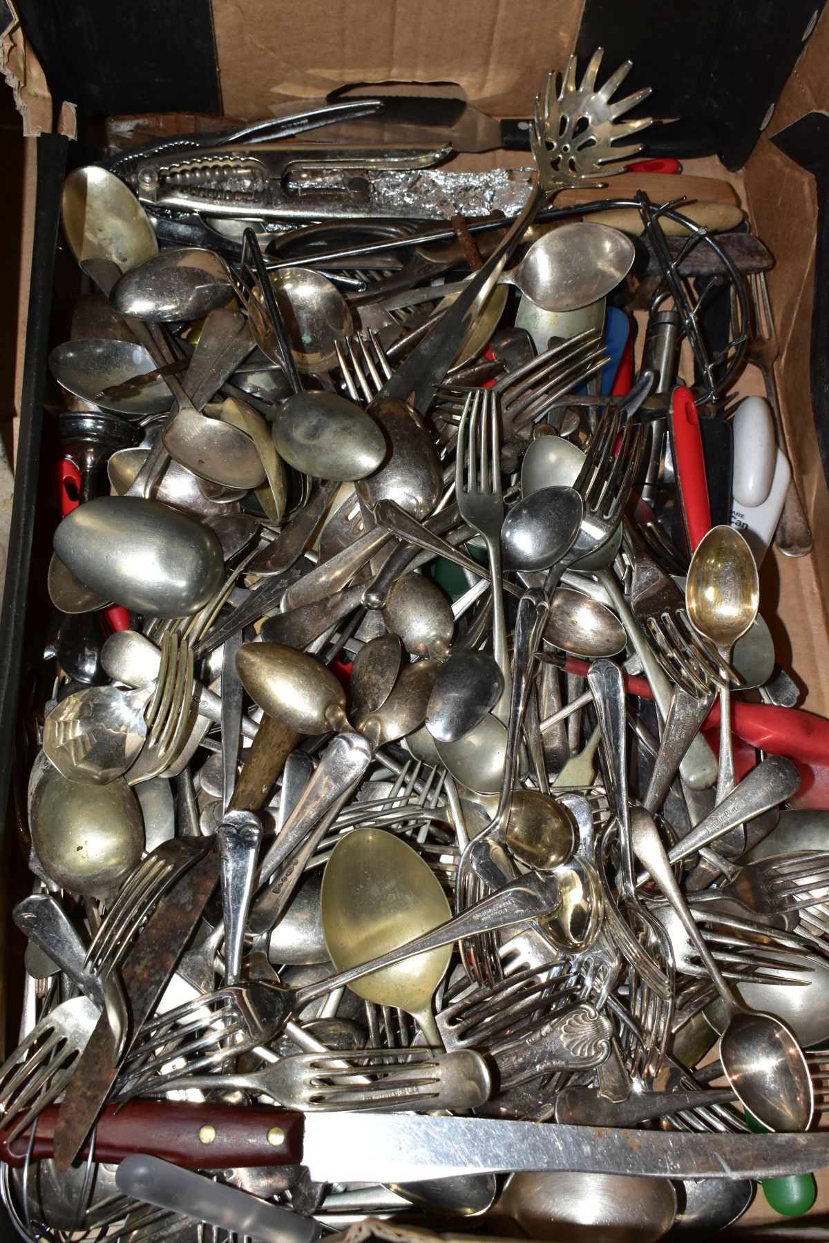 SIX BOXES OF CUTLERY AND OTHER METAL WARES, to include a quantity of loose forks, knives (FOR SALE - Image 6 of 13