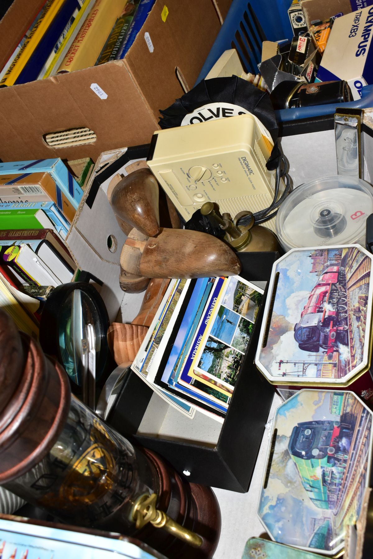 NINE BOXES AND LOOSE BOOKS, PICTURES, CERAMICS, GLASS, METAL WARES AND SUNDRY ITEMS, to include an - Image 11 of 22