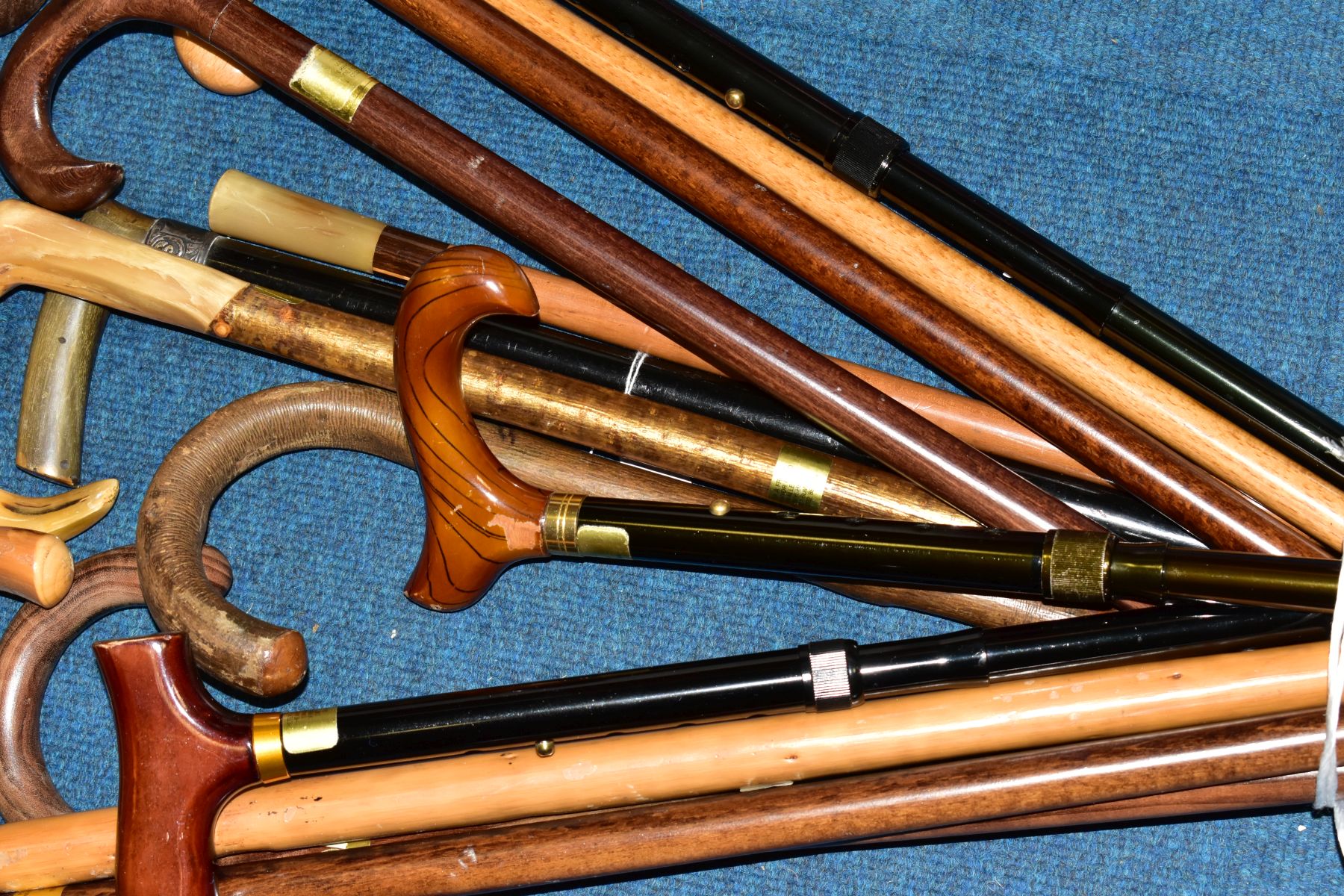 A BUNDLE OF THIRTEEN LATE 20TH / EARLY 21ST CENTURY WALKING STICKS, mostly wooden handled, one - Image 8 of 12