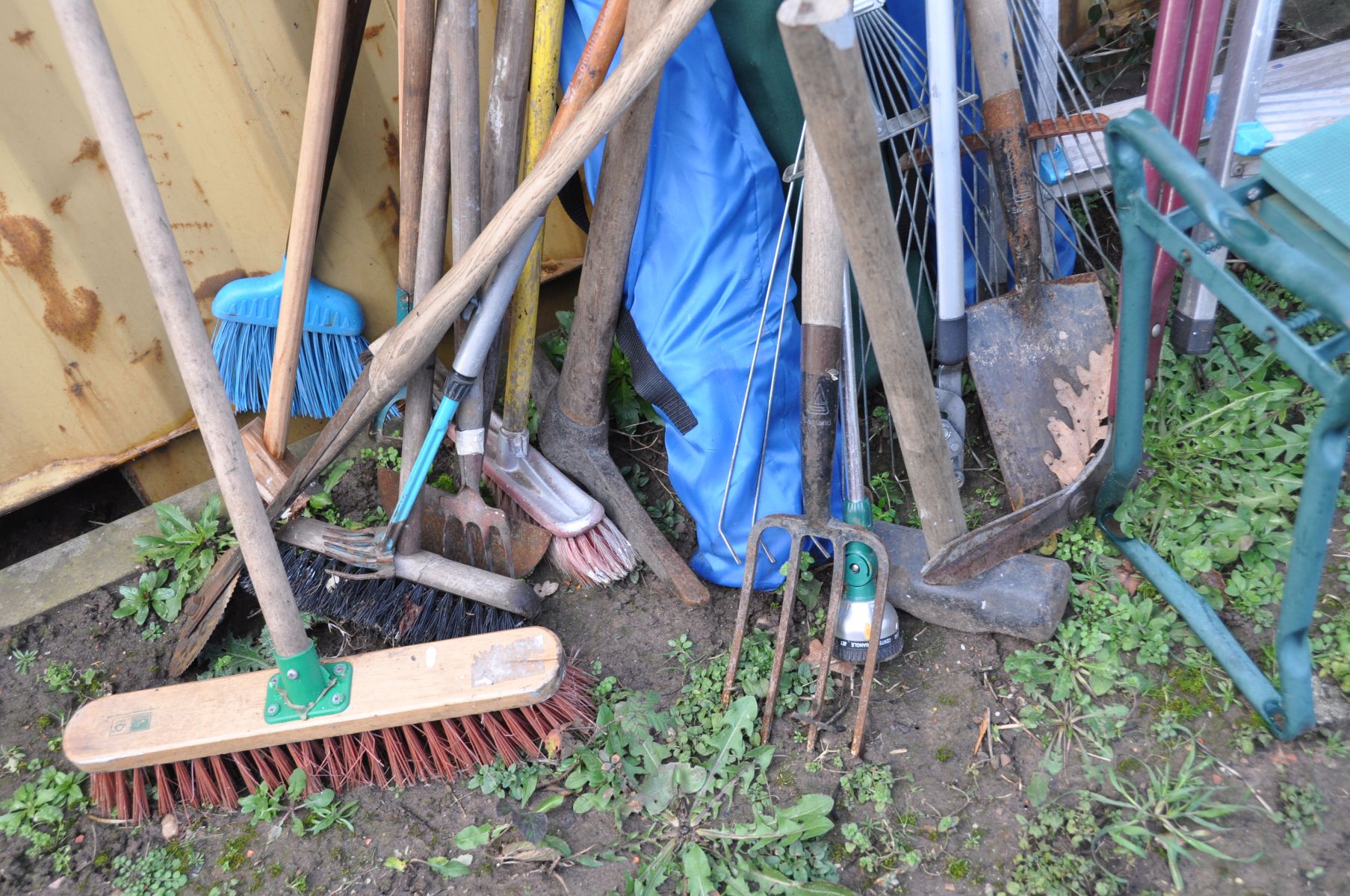 A QUANTITY OF GARDEN TOOLS including tree loppers, pick axe, two sets of aluminium steps, brushes - Image 2 of 3