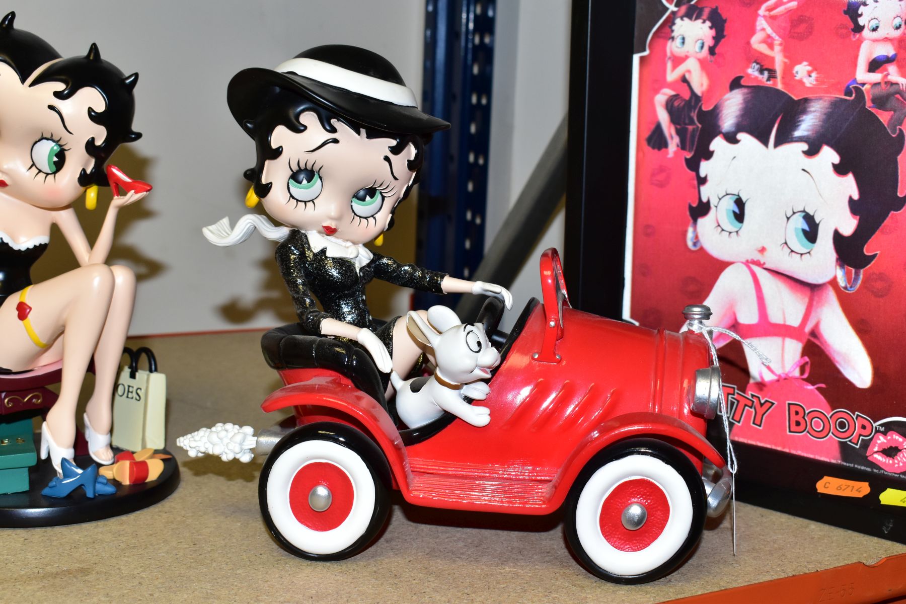 SIX BETTY BOOP ITEMS, to include two officially licensed large resin figures Fitting Shoes and Betty - Image 5 of 9