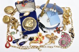A BAG OF COSTUME JEWELLERY, to include a cased golfing medallion, floral brooches, a yellow metal