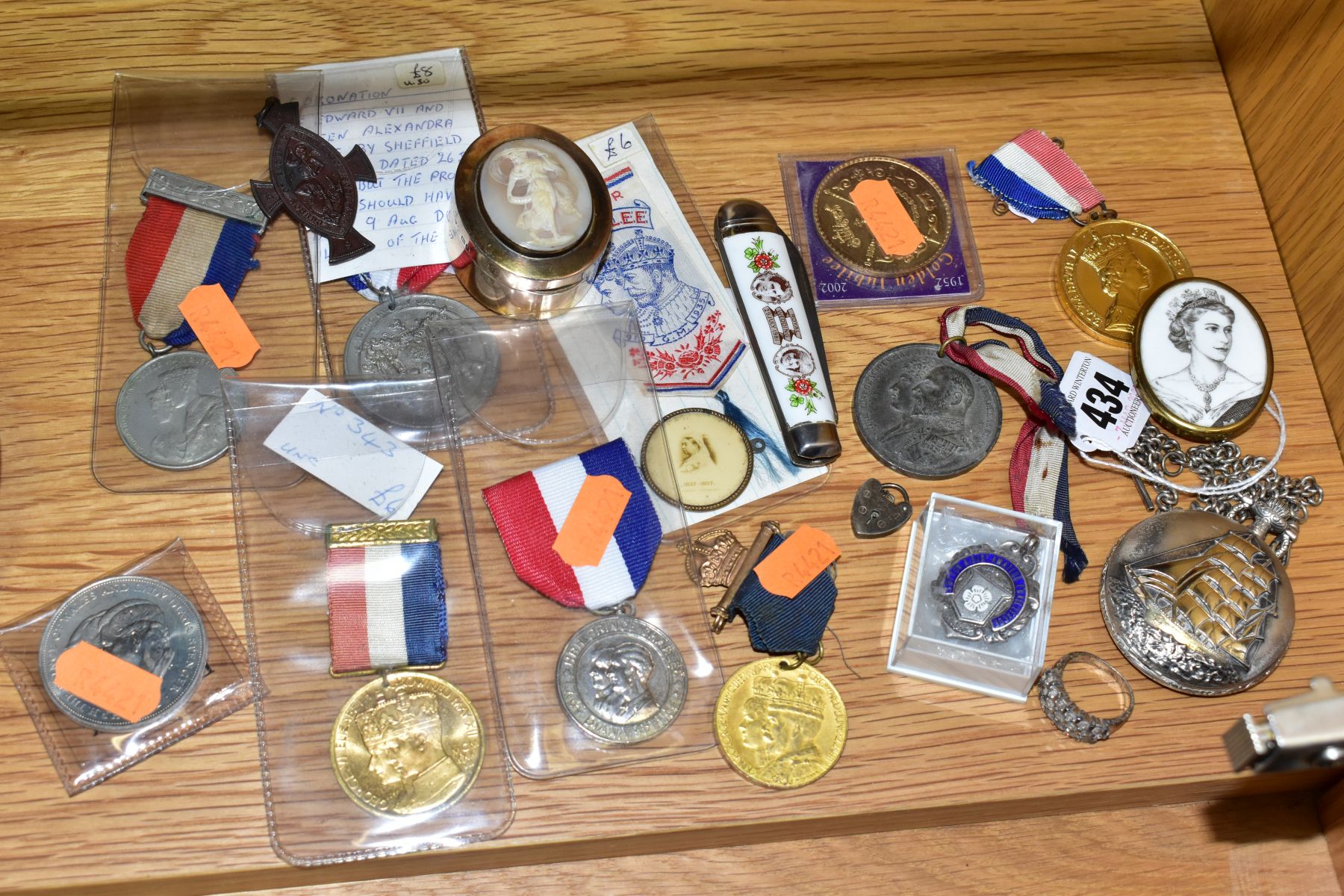 A GROUP OF ROYAL COMMEMORATIVE MEDALS, JEWELLERY ETC, to include an oval hinged silver trinket box