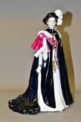 A ROYAL WORCESTER LIMITED EDITION FIGURE OF 'HER MAJESTY QUEEN ELIZABETH II - THE ORDER OF THE