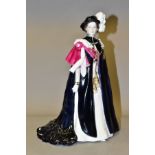 A ROYAL WORCESTER LIMITED EDITION FIGURE OF 'HER MAJESTY QUEEN ELIZABETH II - THE ORDER OF THE