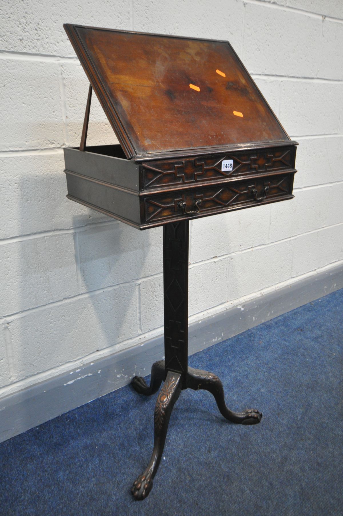 A 19TH CENTURY MAHOGANY TRIPOD READING TABLE, Wylie and Lockhead of Glassgow label attached, - Bild 2 aus 8