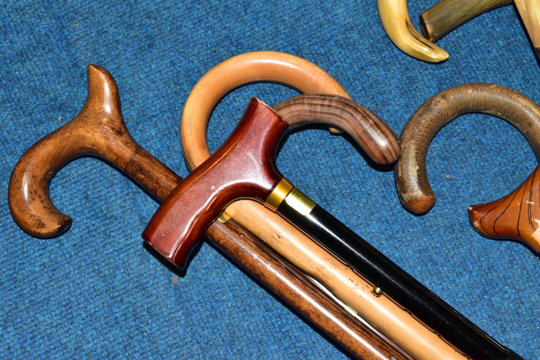 A BUNDLE OF THIRTEEN LATE 20TH / EARLY 21ST CENTURY WALKING STICKS, mostly wooden handled, one - Image 9 of 12