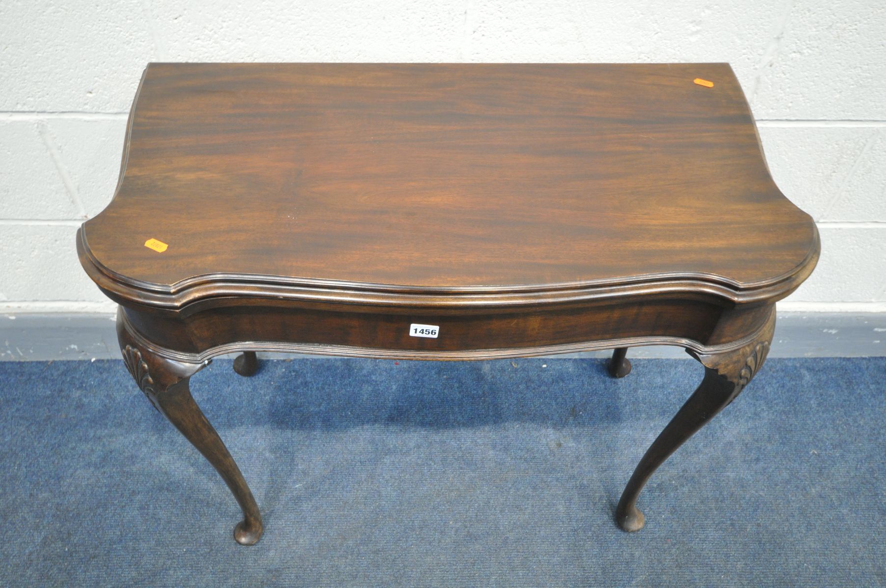 A 20TH CENTURY MAHOGANY CARD TABLE, in the Georgian style, the fold over top enclosing a green baize - Bild 2 aus 4