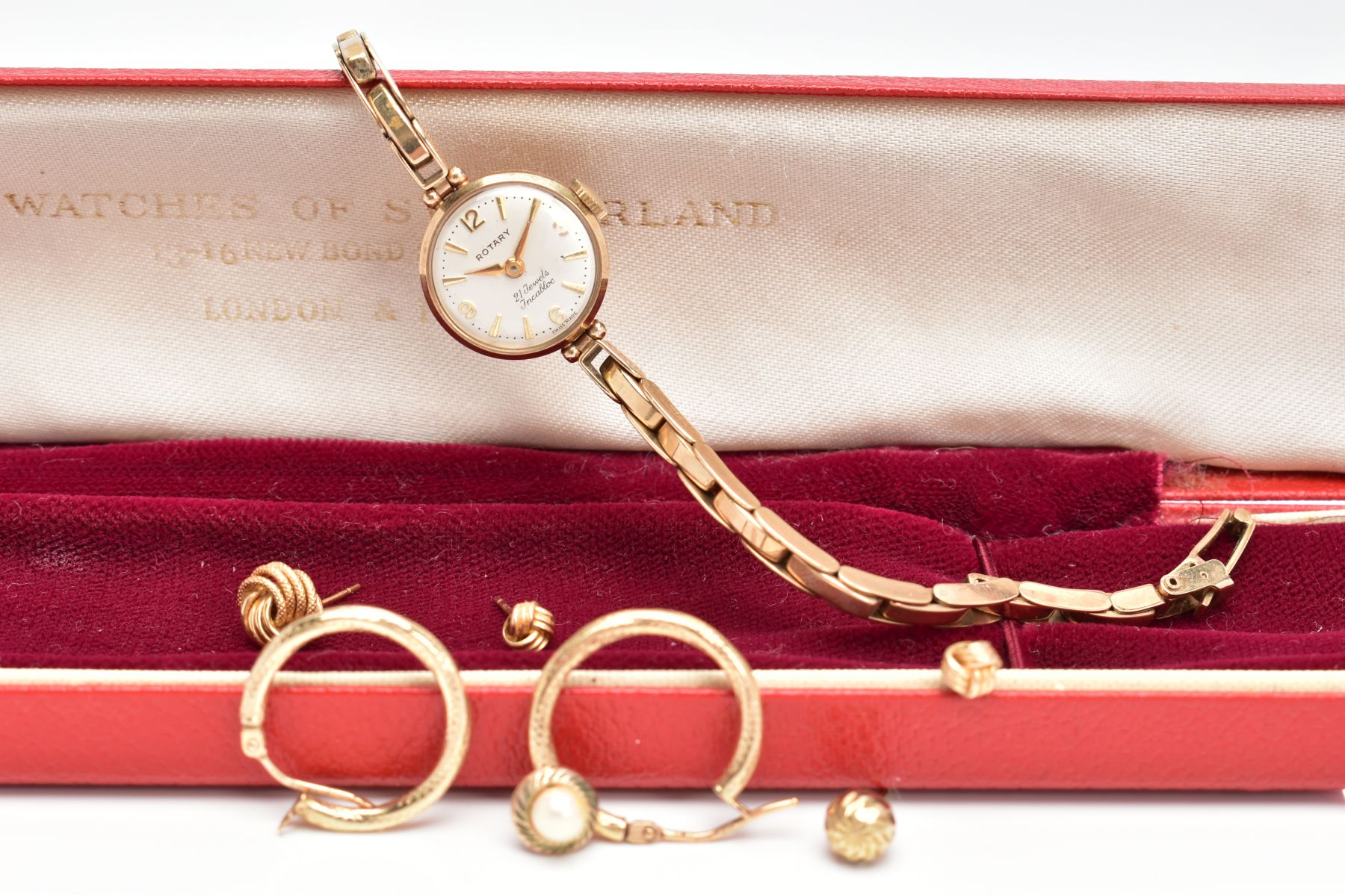A LADIES 9CT GOLD WRISTWATCH AND JEWELLERY ITEMS, mechanical movement, a white round face signed '