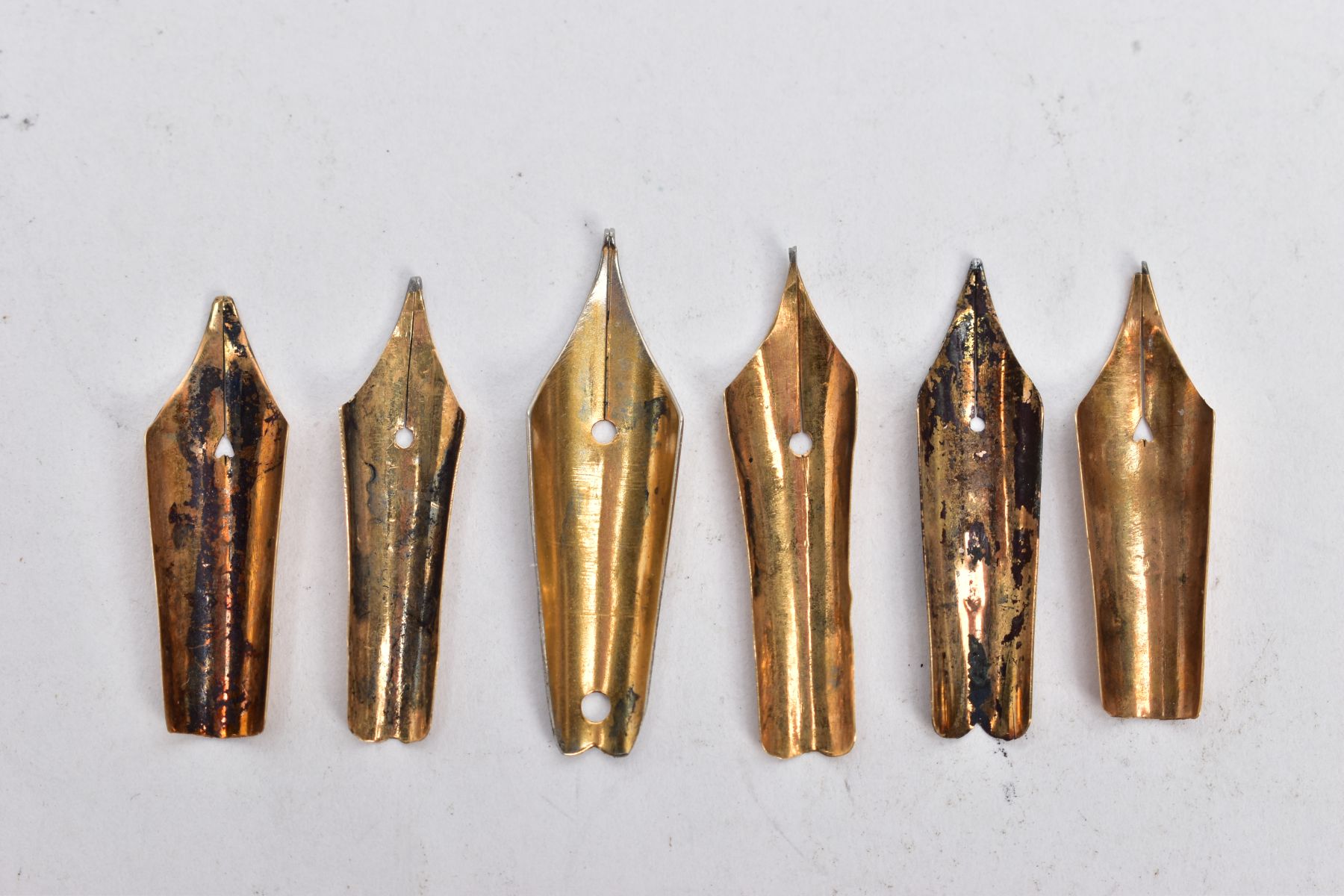 SIX FOUNTAIN PEN NIBS, five stamped 14ct, one stamped 14kt, approximate gross weight 1.7 grams ( - Bild 2 aus 3