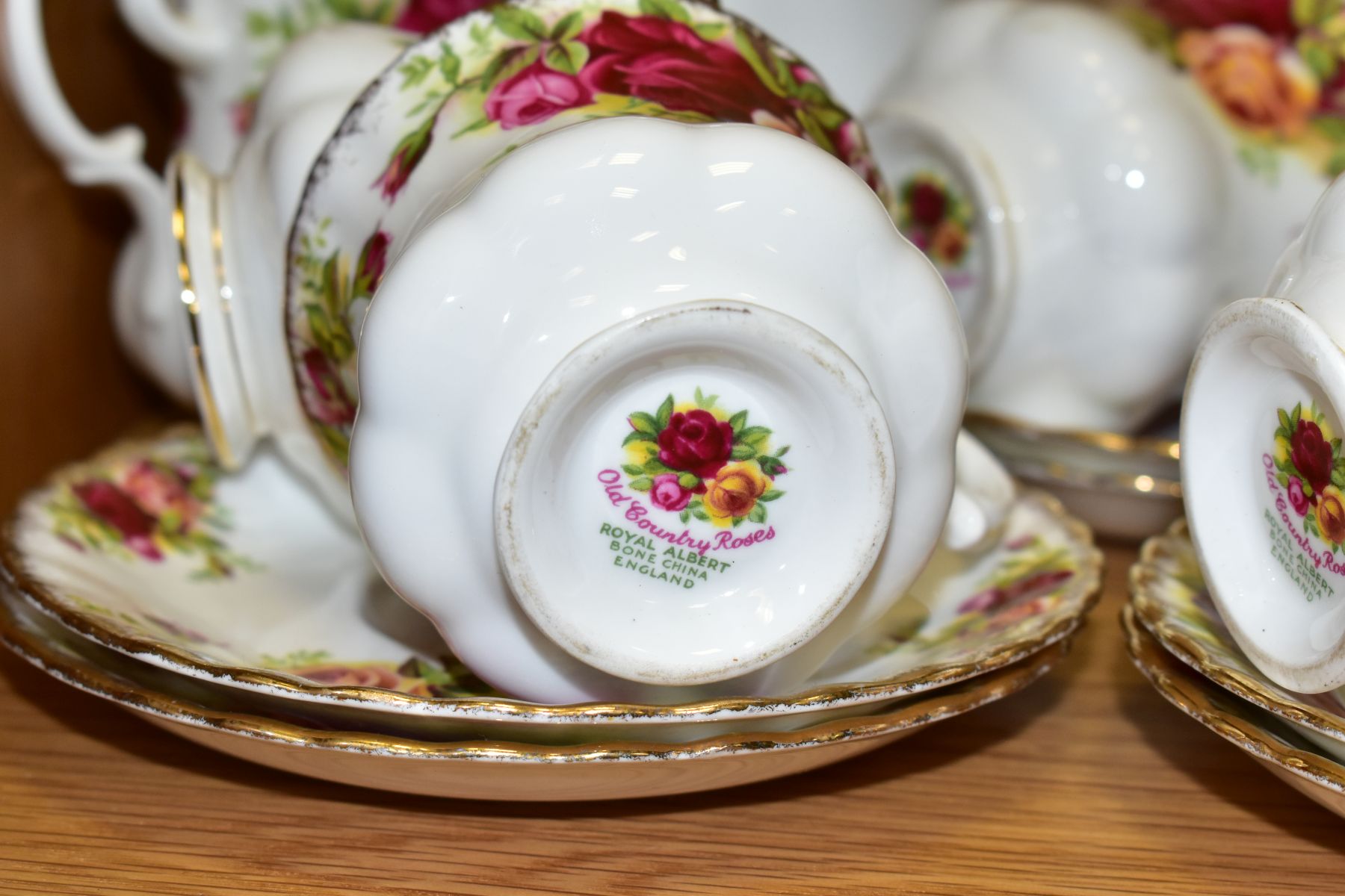 A FIFTEEN PIECE ROYAL ALBERT OLD COUNTRY ROSES COFFEE SET, comprising a coffee pot, a sugar bowl, - Image 4 of 7