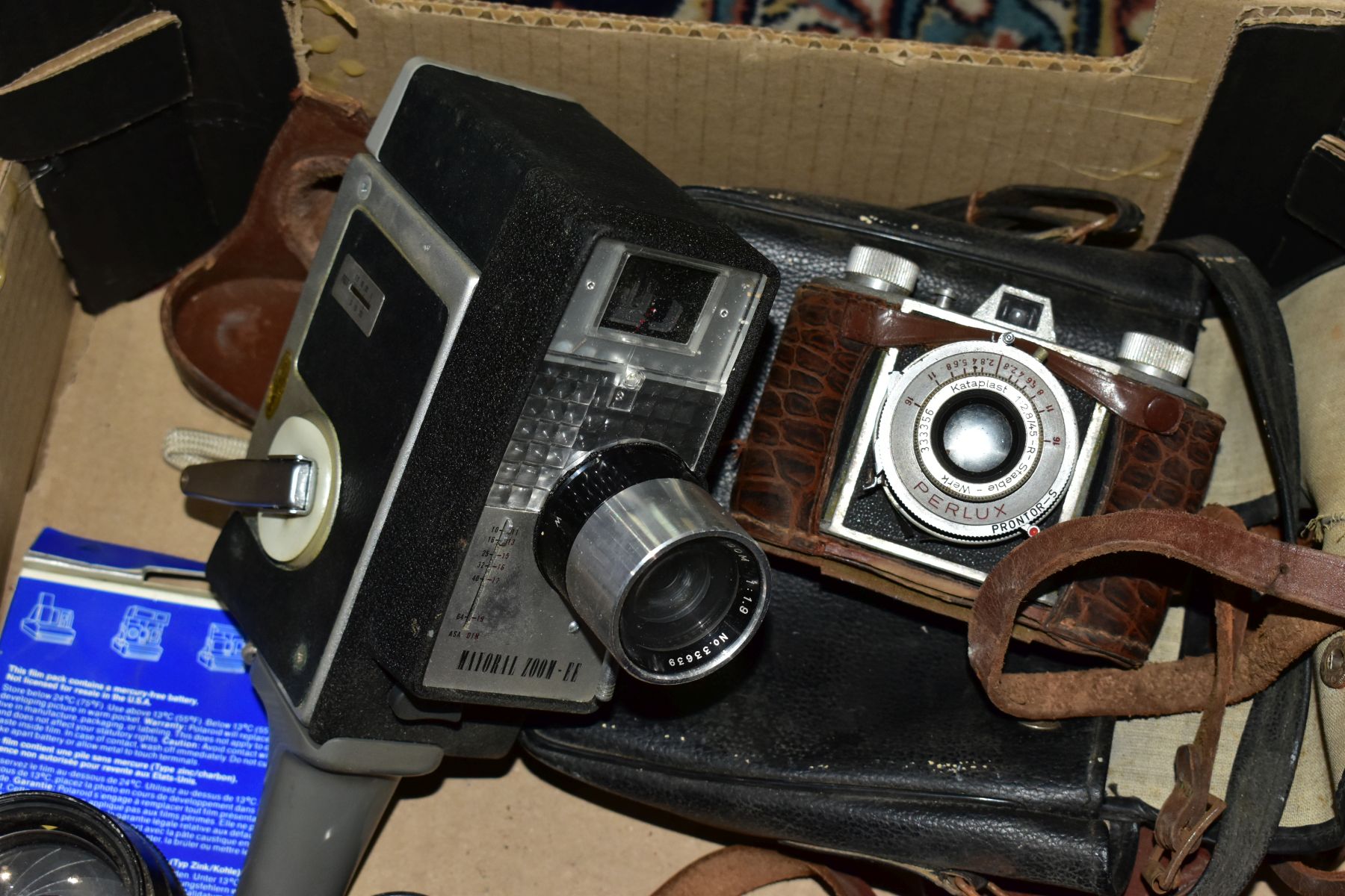 A BOX OF VINTAGE PHOTOGRAPHIC AND CINE EQUIPMENT ETC, to include a R F Gilbert Hunter roll film - Image 4 of 7