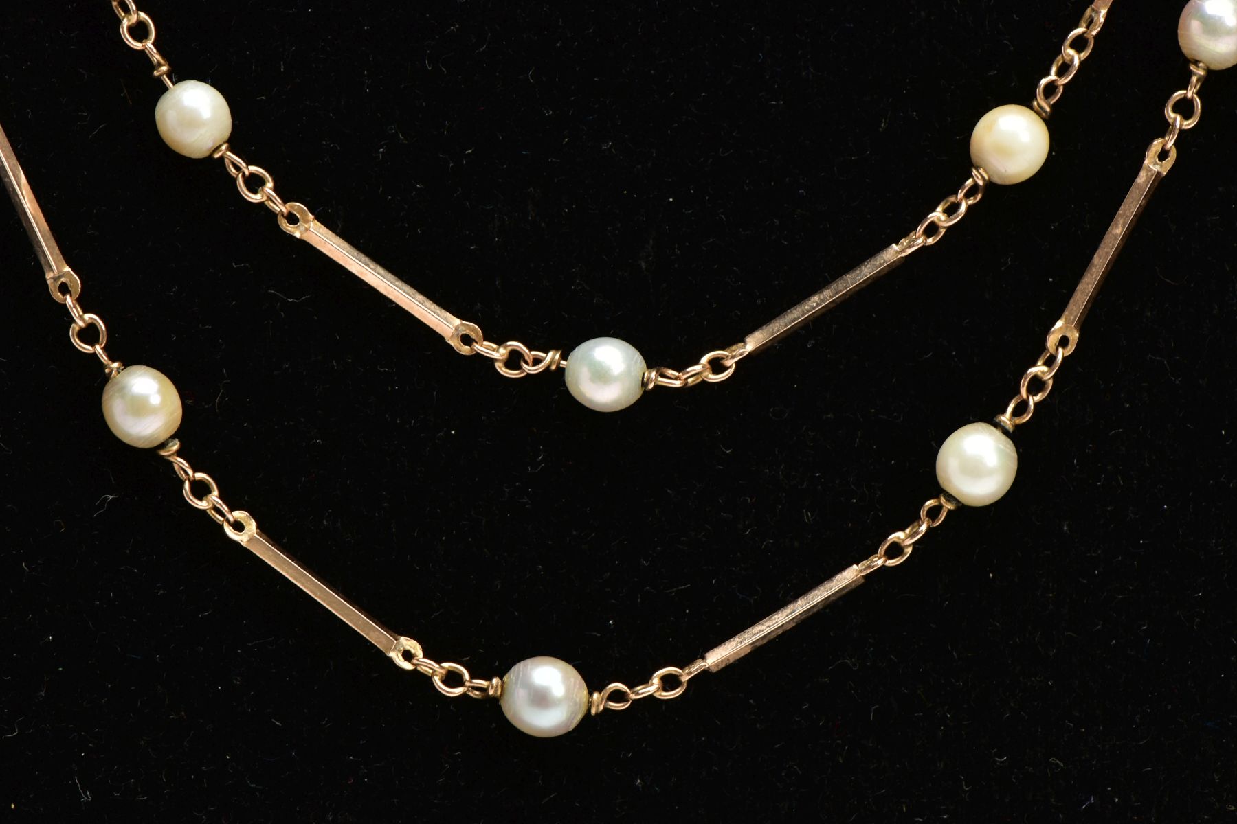 A YELLOW METAL CULTURED PEARL NECKLACE, a cultured pearl necklace interspaced with yellow metal - Image 2 of 6