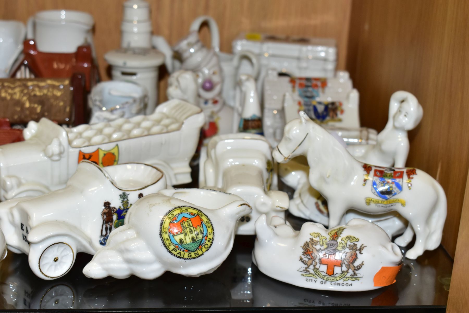 A GROUP OF CERAMIC CRESTED WARES, approximately twenty five pieces by different manufacturers, forms - Image 3 of 11