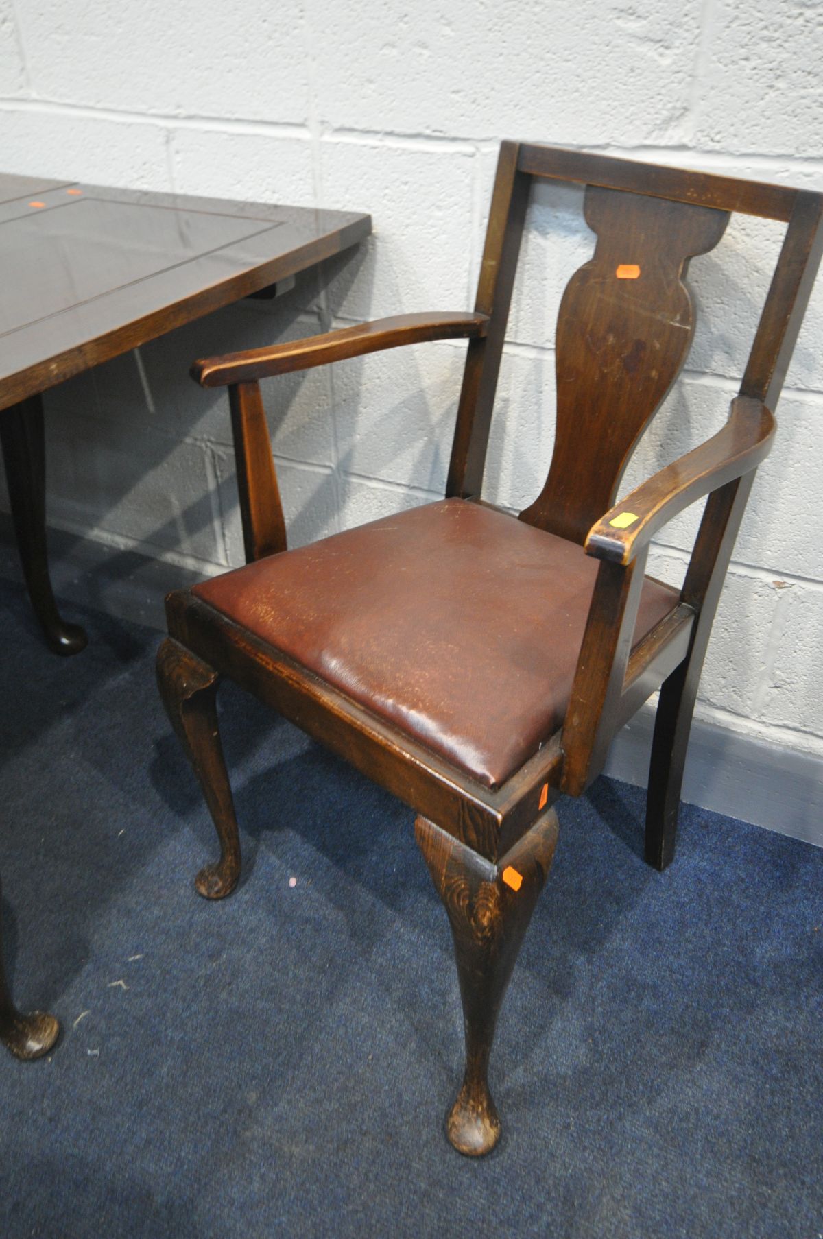 A 20TH CENTURY MAHOGANY DRAW LEAF DINING TABLE, on Queen Anne legs, open length 214cm x closed - Bild 2 aus 5