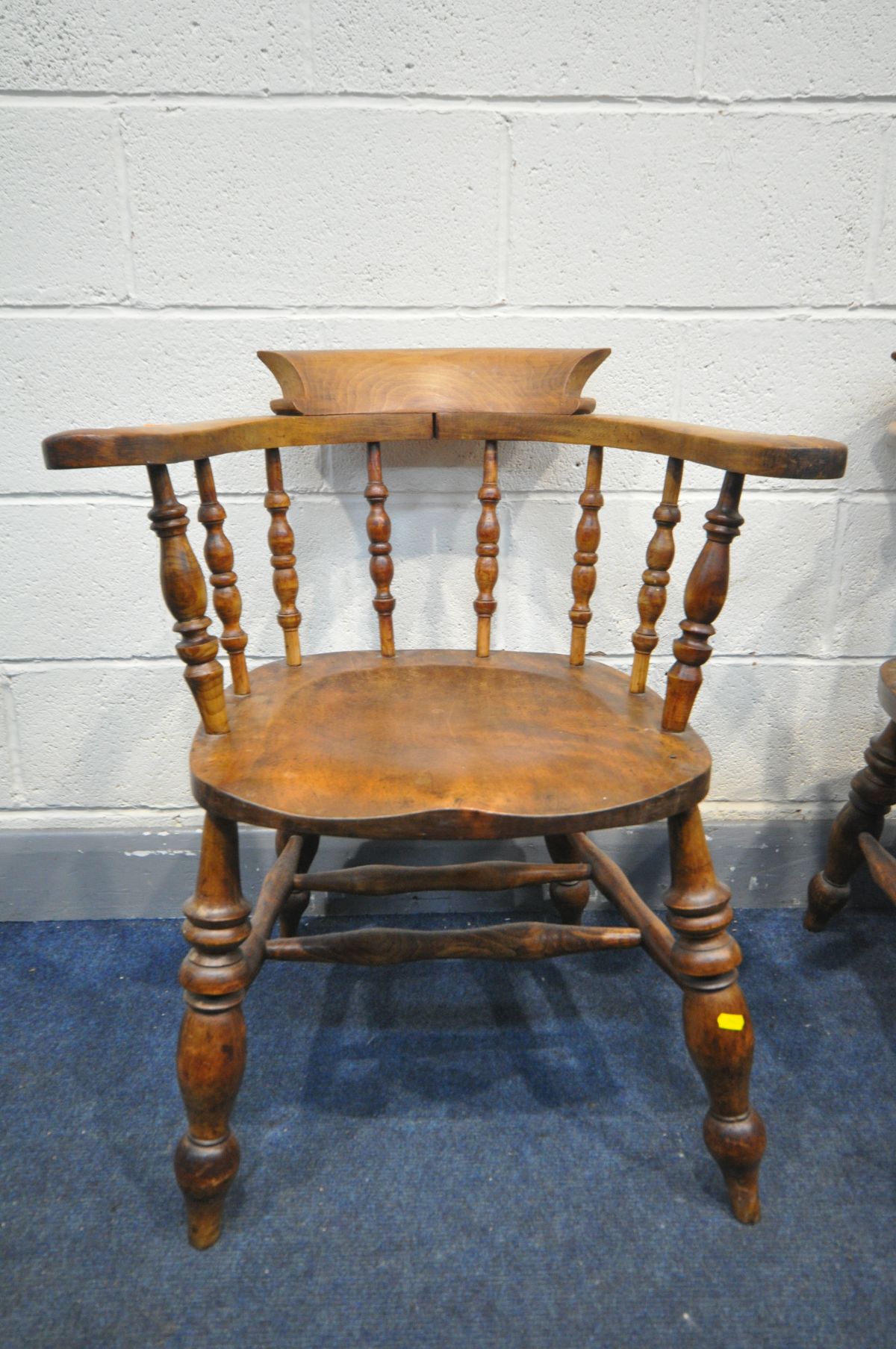 A PAIR OF EARLY 20TH CENTURY BEECH BOW BACK SMOKERS CHAIRS - Bild 3 aus 4