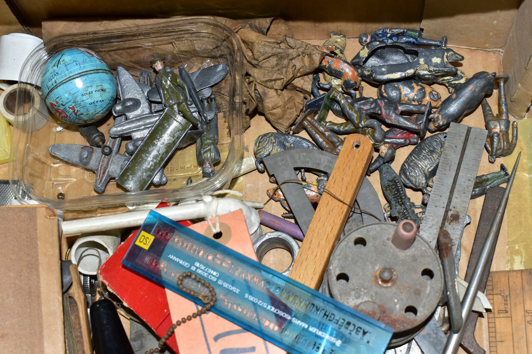 A BOX OF SUNDRY ITEMS ETC, to include metal calipers, steel rule and protactor, steel punches, drill - Bild 4 aus 5
