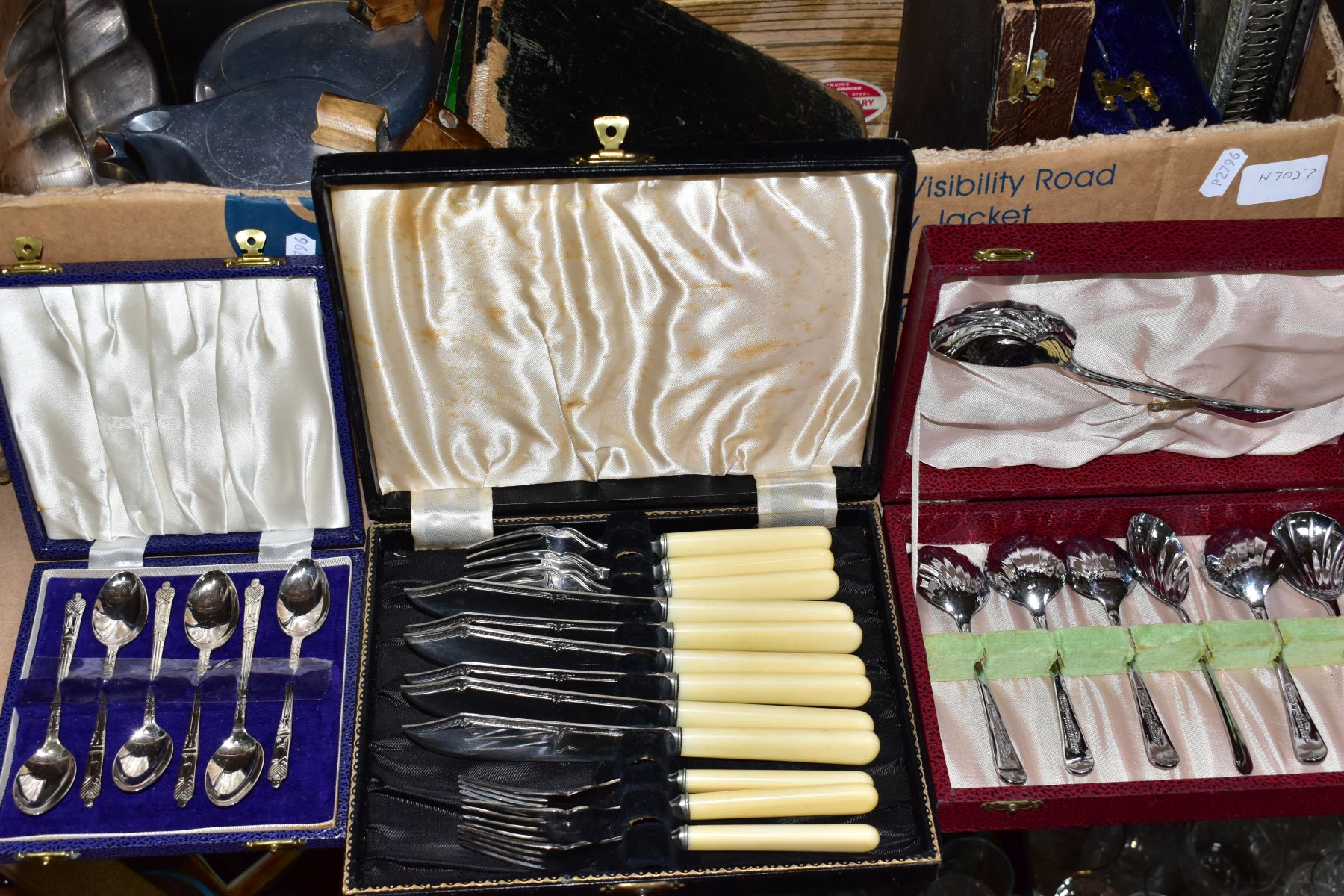 SIX BOXES OF CUTLERY AND OTHER METAL WARES, to include a quantity of loose forks, knives (FOR SALE - Image 8 of 13