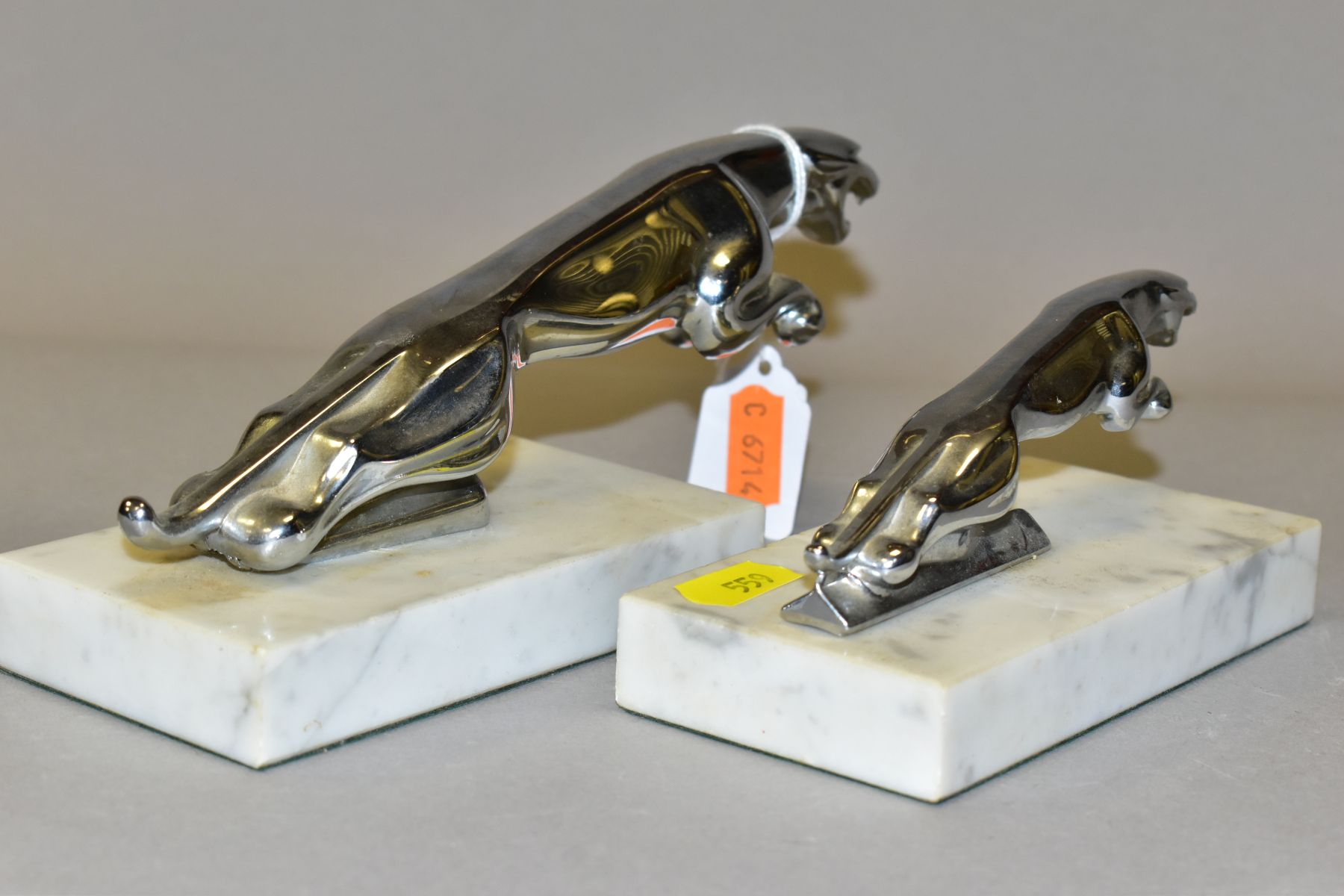 TWO CHROMED JAGUAR MASCOTS ON MARBLE PLINTHS, leaping jaguars in two different sizes, lengths 12.5cm - Image 4 of 5