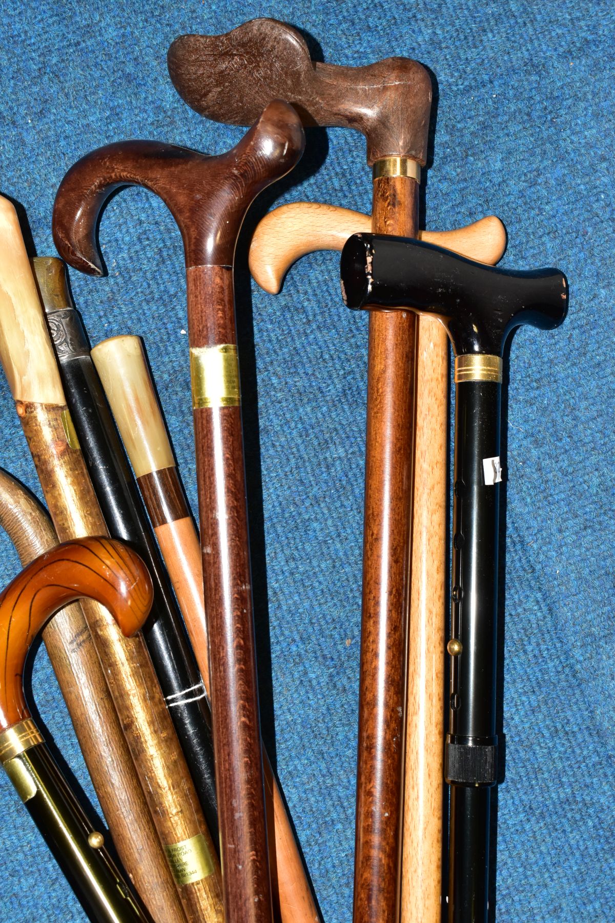 A BUNDLE OF THIRTEEN LATE 20TH / EARLY 21ST CENTURY WALKING STICKS, mostly wooden handled, one - Image 11 of 12