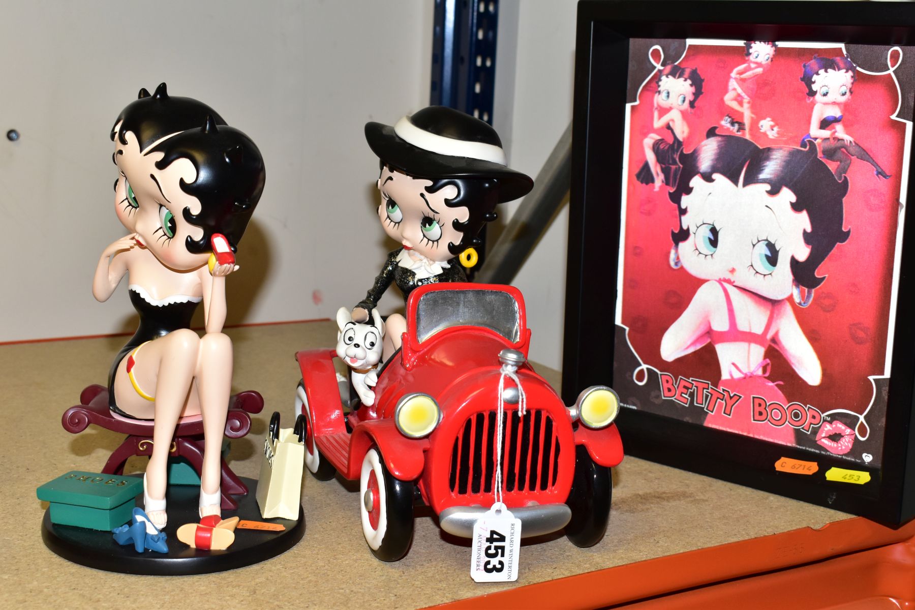 SIX BETTY BOOP ITEMS, to include two officially licensed large resin figures Fitting Shoes and Betty - Image 6 of 9