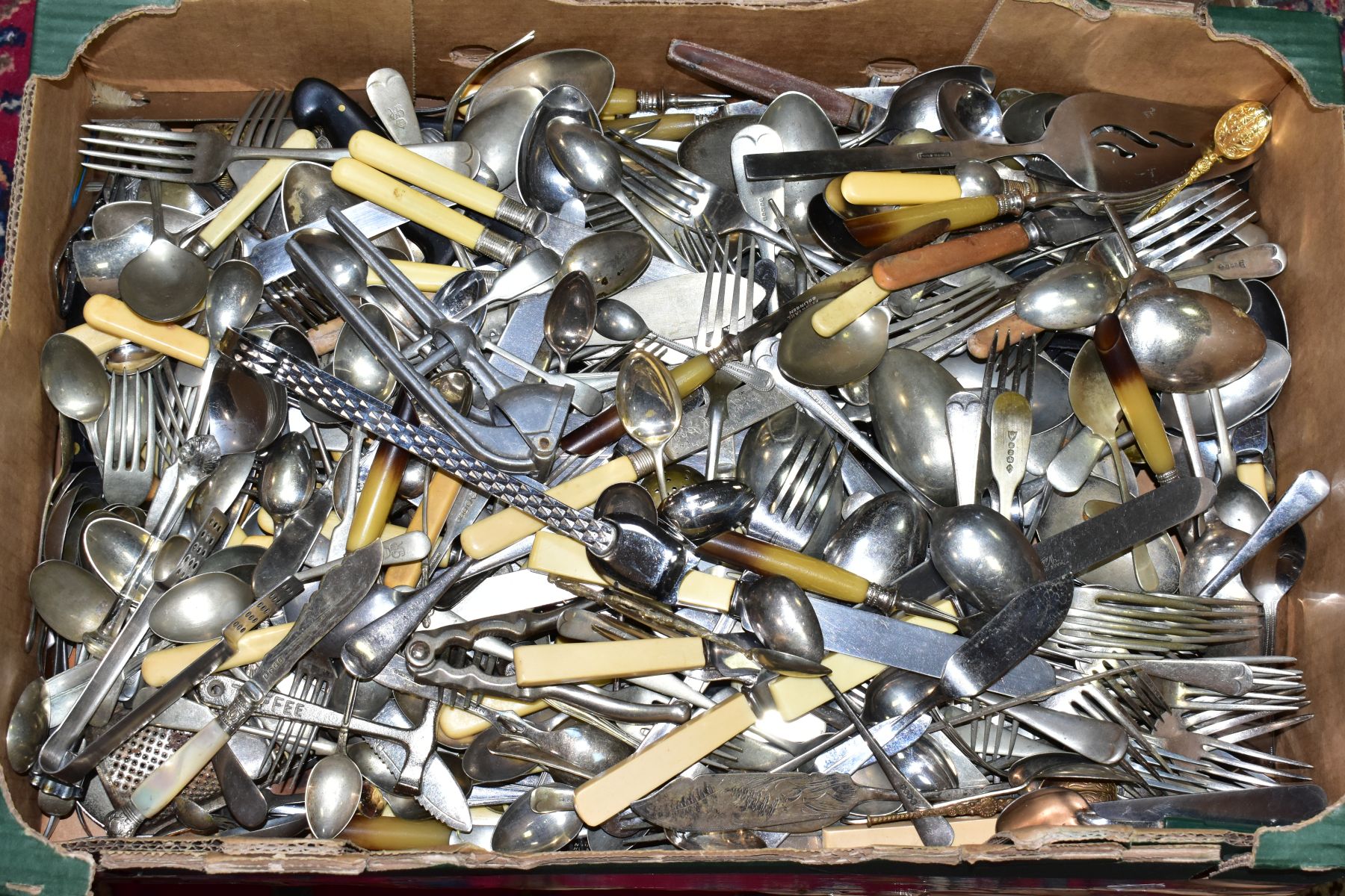 SIX BOXES OF CUTLERY AND OTHER METAL WARES, to include a quantity of loose forks, knives (FOR SALE - Image 3 of 13