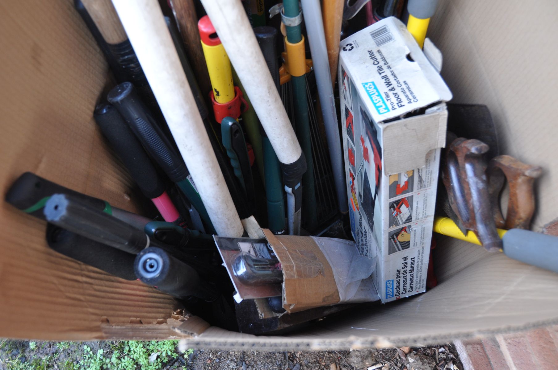 A BOX CONTAINING A QUANTITY OF GARDEN TOOLS including spades , rakes, clippers etc - Image 2 of 3