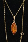 A 9CT GOLD AMBER PENDANT NECKLACE, lozenge shape amber cabochon, set within a gold mount, fitted